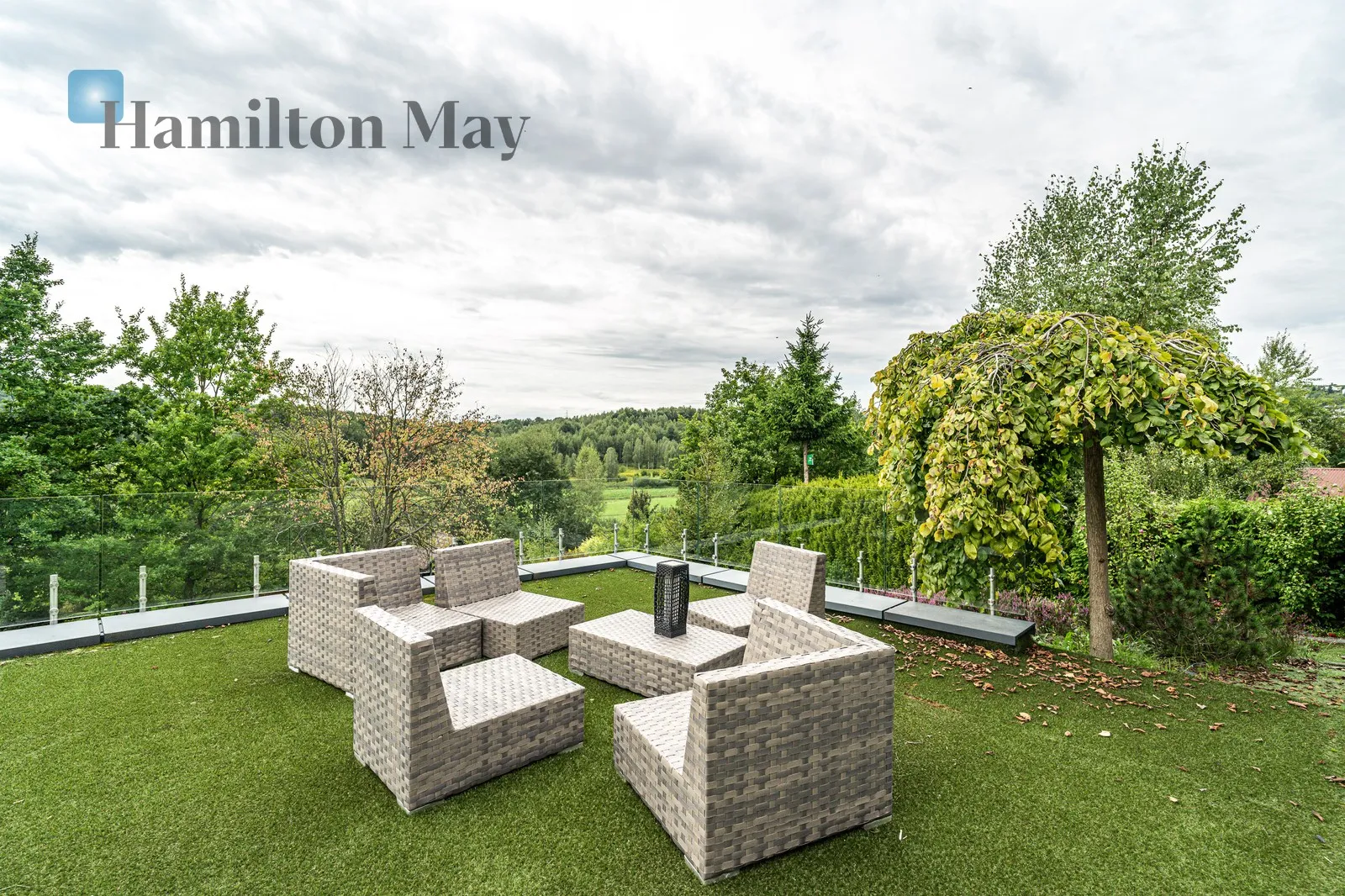 An elegant, atmospheric residence located on a beautiful plot with a panoramic view in Mogilany - slider