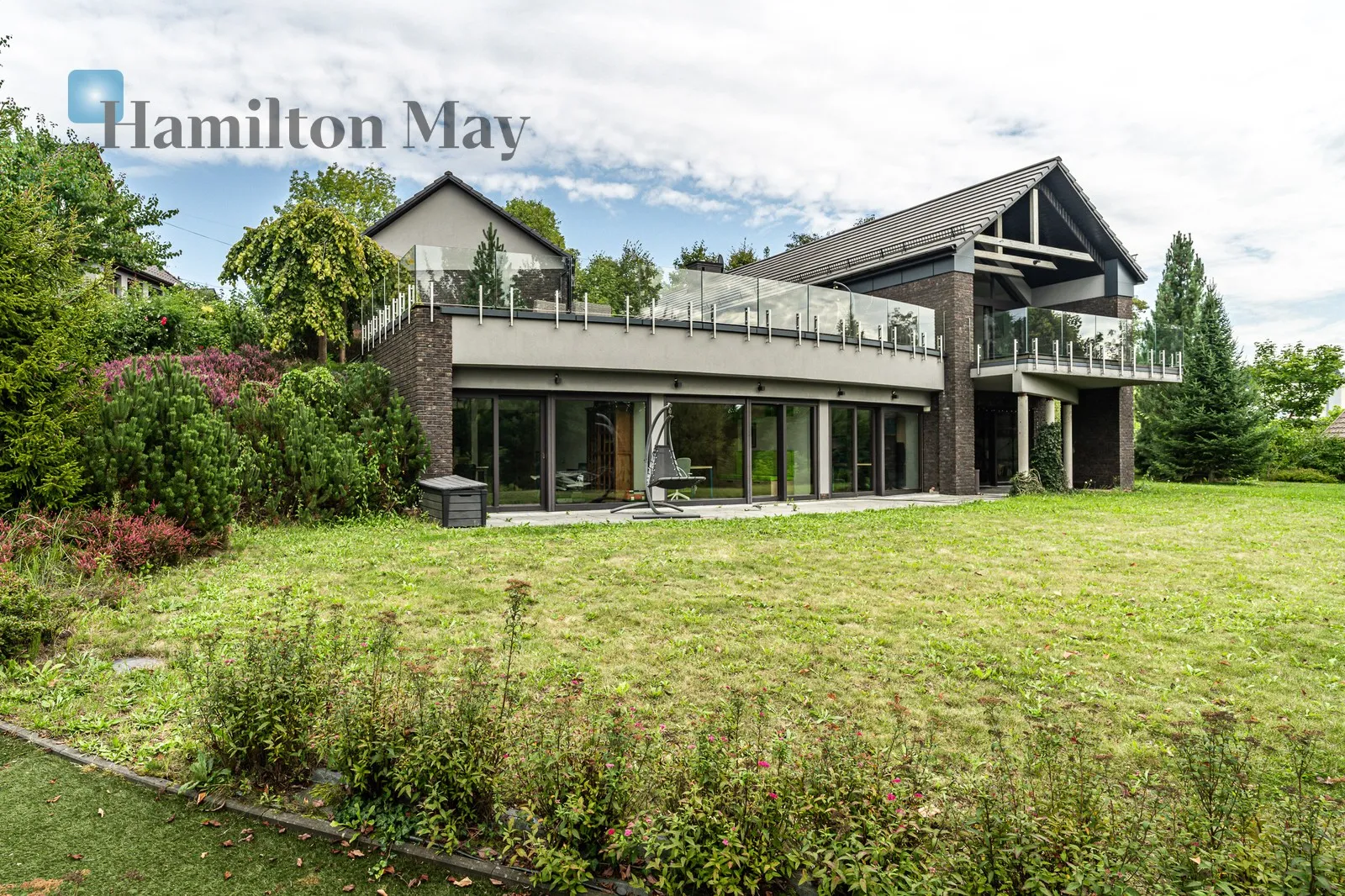 An elegant, atmospheric residence located on a beautiful plot with a panoramic view in Mogilany - slider