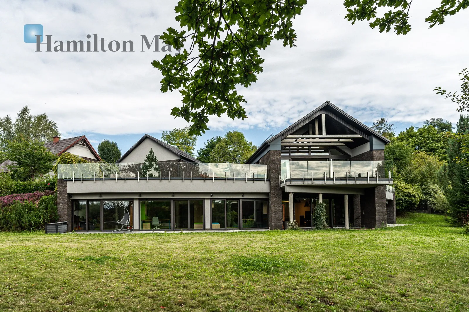 An elegant, atmospheric residence located on a beautiful plot with a panoramic view in Mogilany - slider