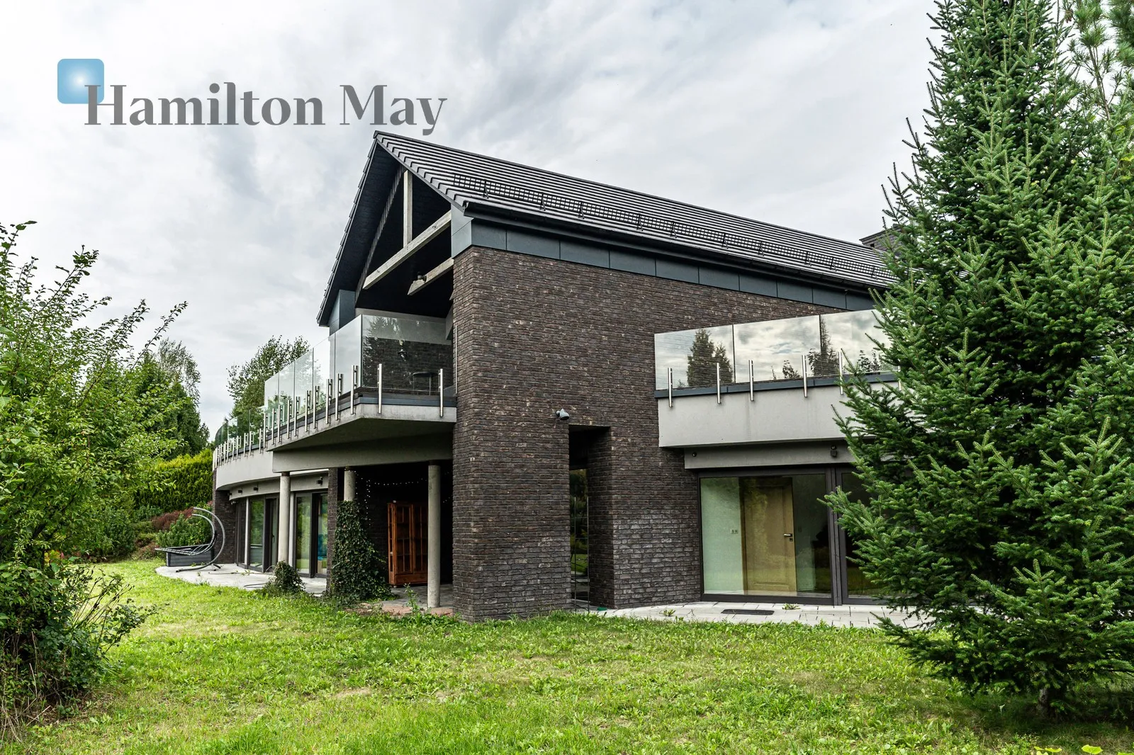 An elegant, atmospheric residence located on a beautiful plot with a panoramic view in Mogilany - slider