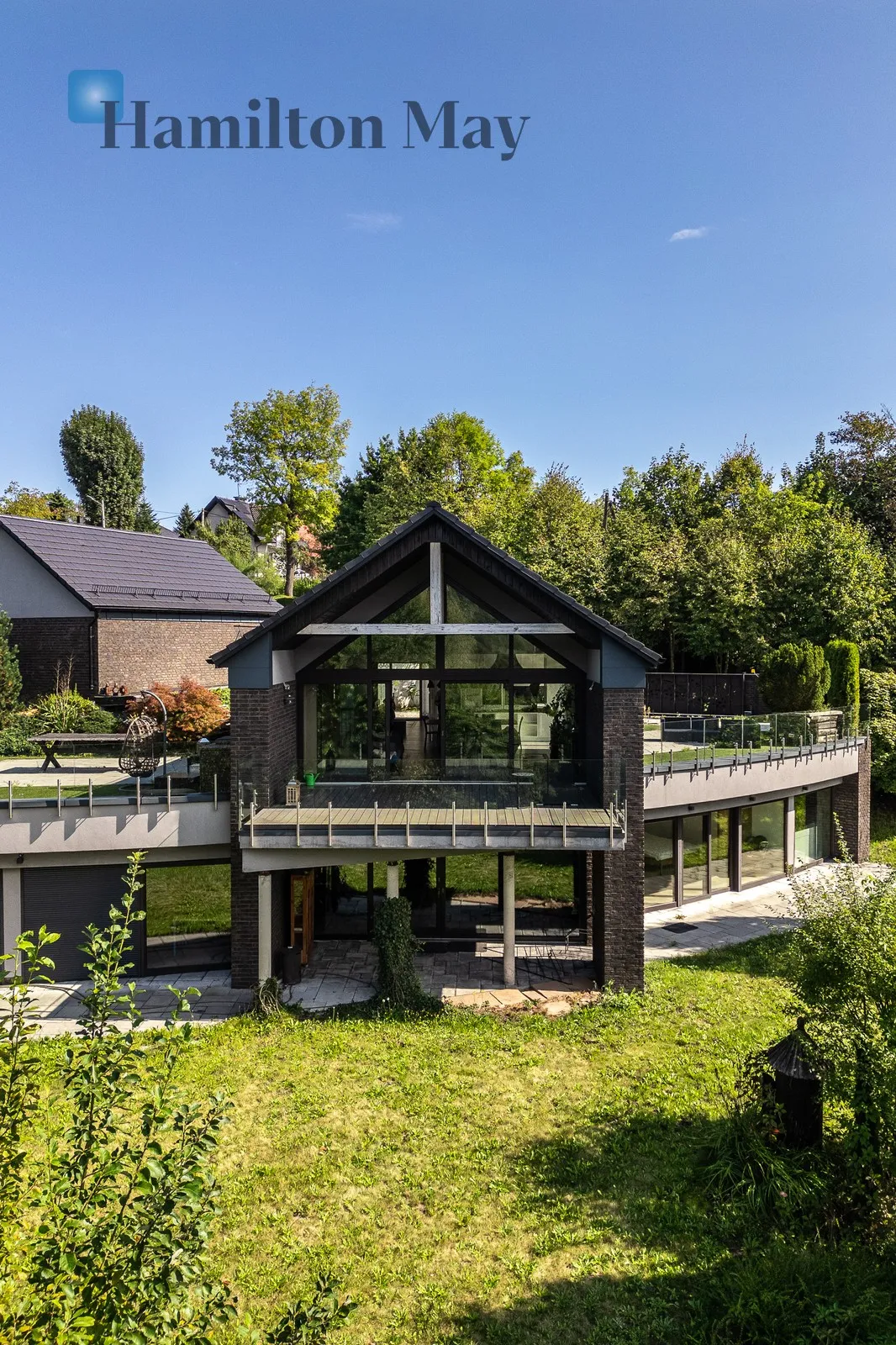 An elegant, atmospheric residence located on a beautiful plot with a panoramic view in Mogilany - slider