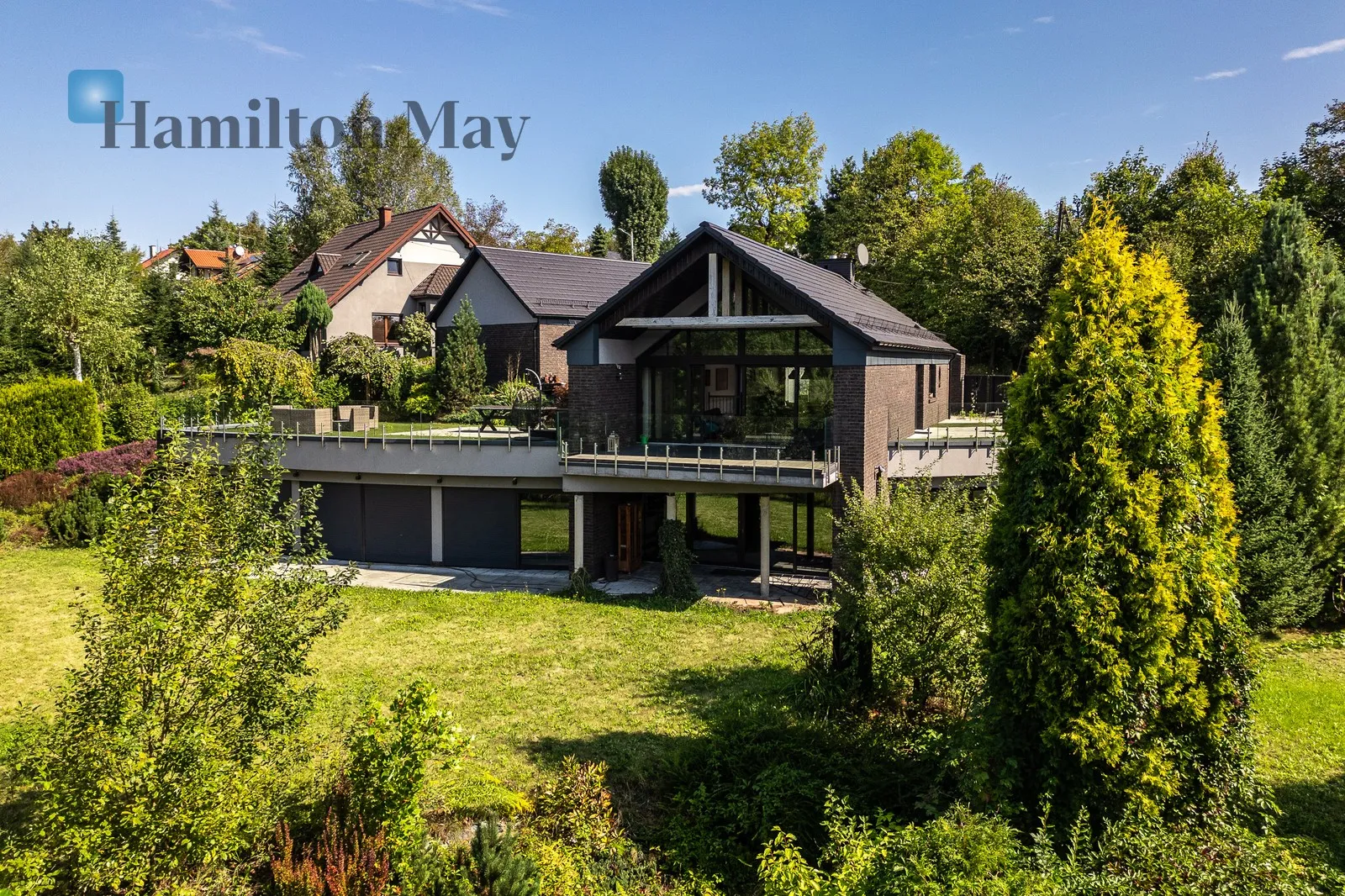 An elegant, atmospheric residence located on a beautiful plot with a panoramic view in Mogilany - slider