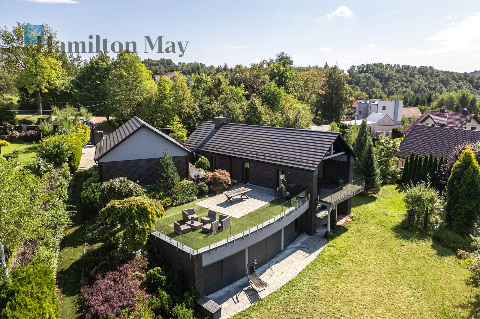 An elegant, atmospheric residence located on a beautiful plot with a panoramic view in Mogilany - slider