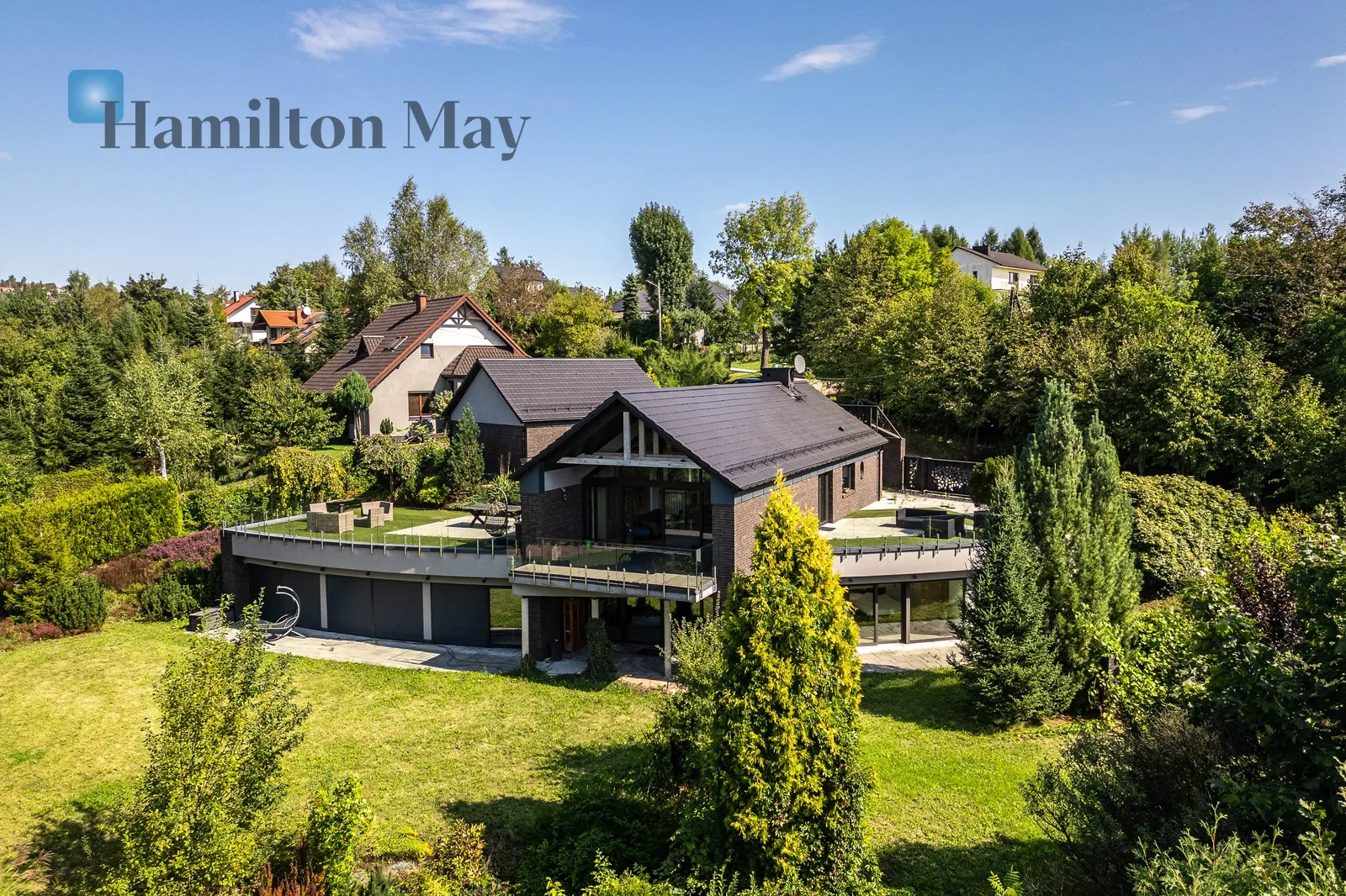 An elegant, atmospheric residence located on a beautiful plot with a panoramic view in Mogilany - slider