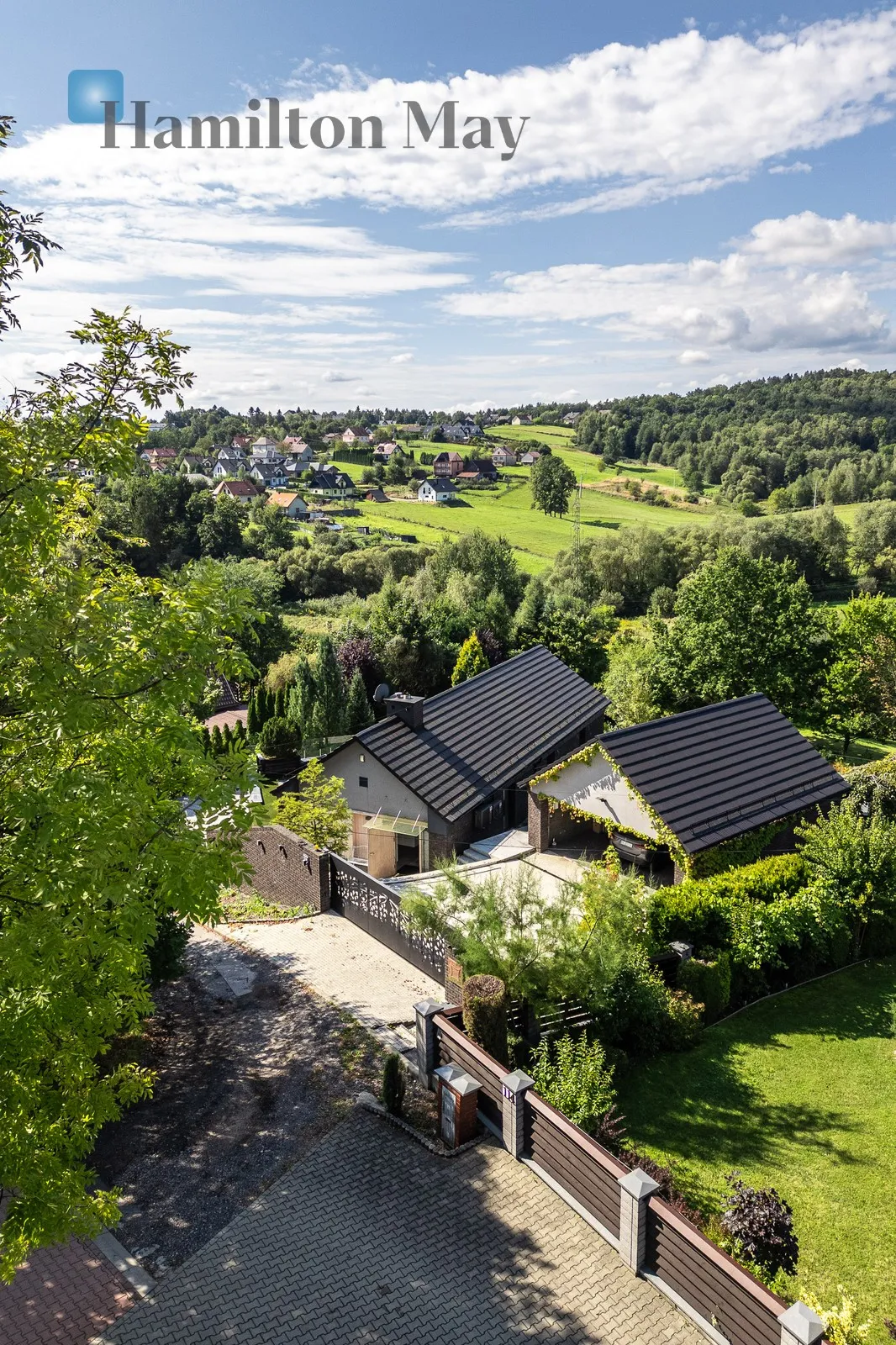 An elegant, atmospheric residence located on a beautiful plot with a panoramic view in Mogilany - slider