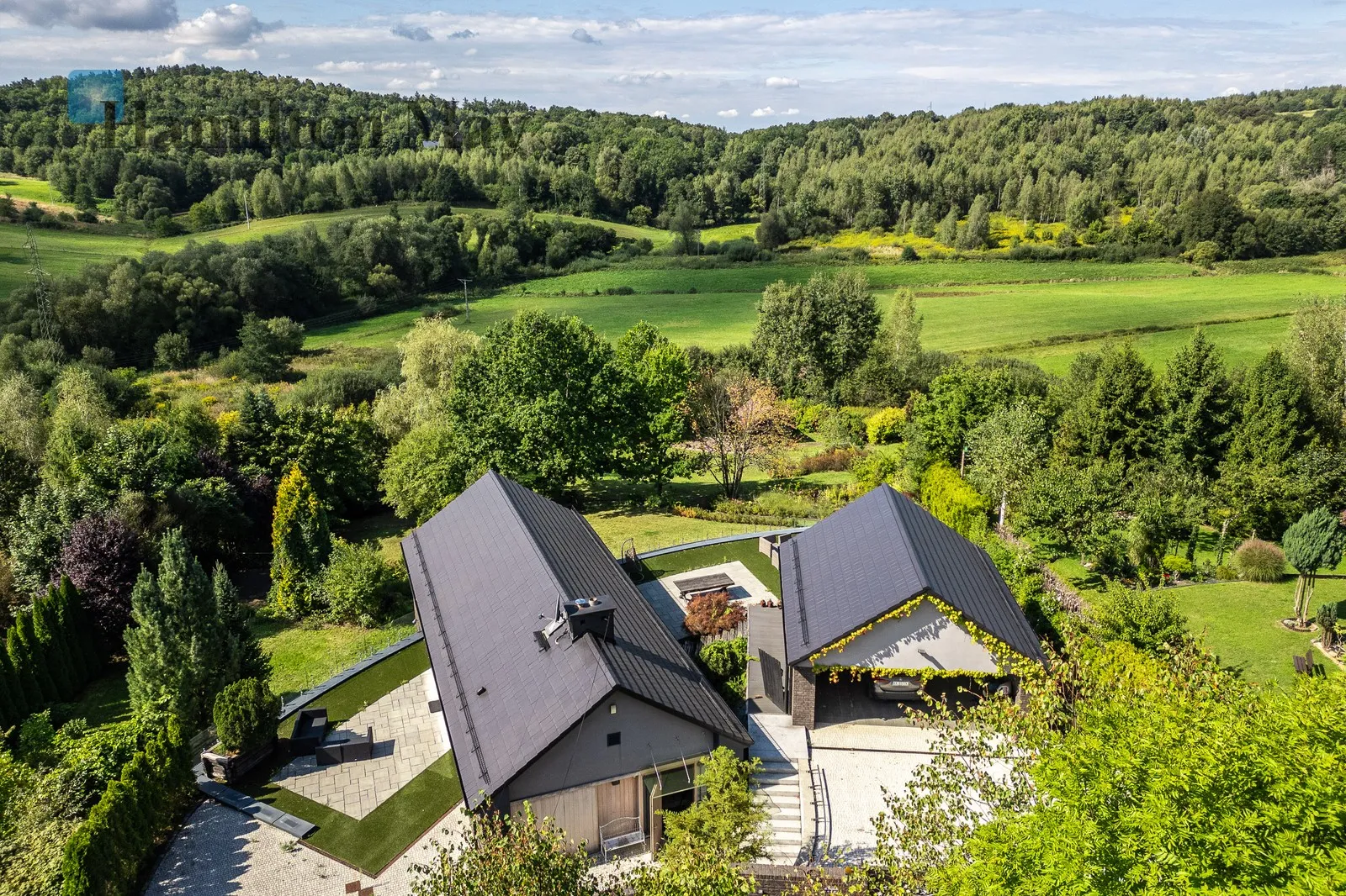 An elegant, atmospheric residence located on a beautiful plot with a panoramic view in Mogilany - slider