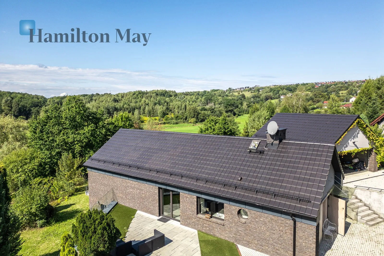 An elegant, atmospheric residence located on a beautiful plot with a panoramic view in Mogilany - slider