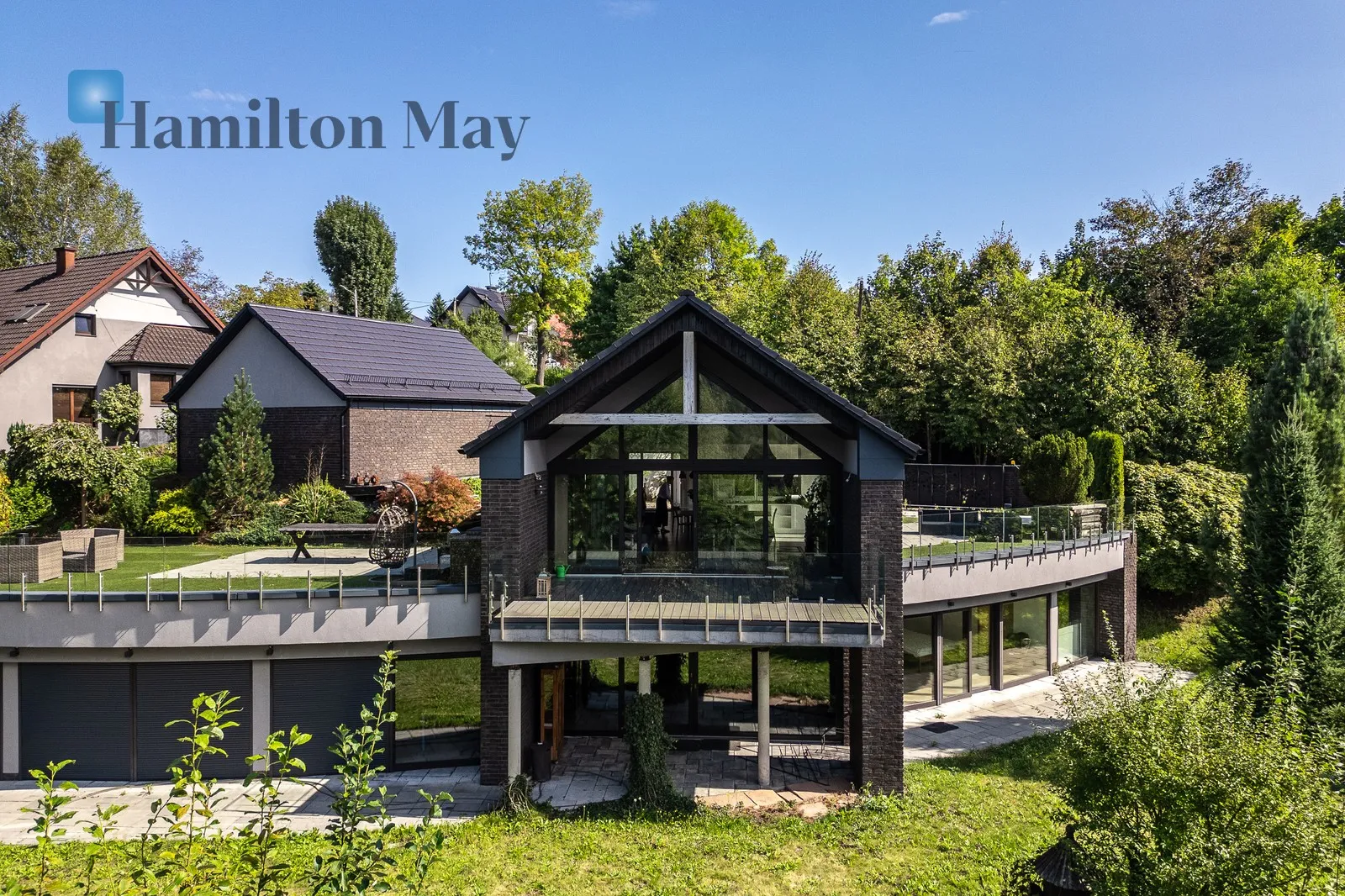 An elegant, atmospheric residence located on a beautiful plot with a panoramic view in Mogilany - slider