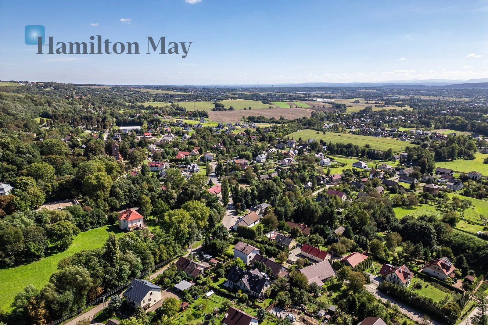 A spacious and functional house in Bolechowice with a beautiful view of the Bolechowice Gate, perfect for a family who values comfort and proximity to nature - slider