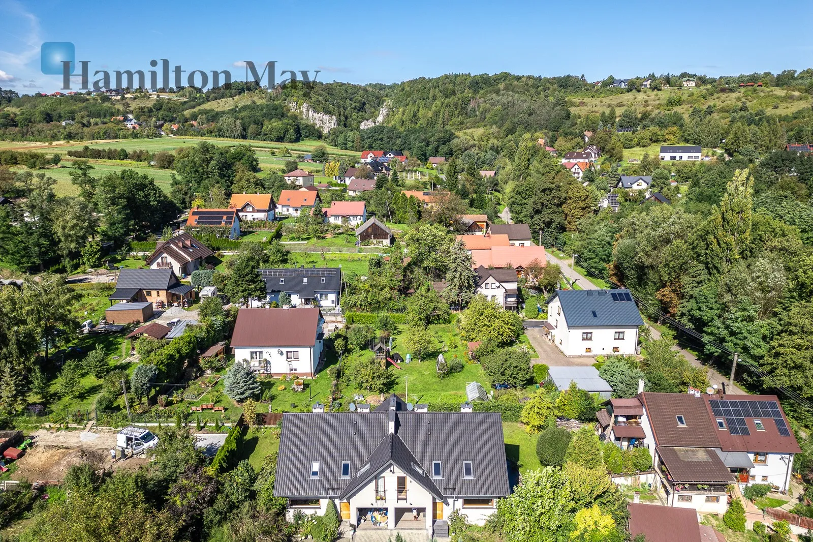 A spacious and functional house in Bolechowice with a beautiful view of the Bolechowice Gate, perfect for a family who values comfort and proximity to nature - slider