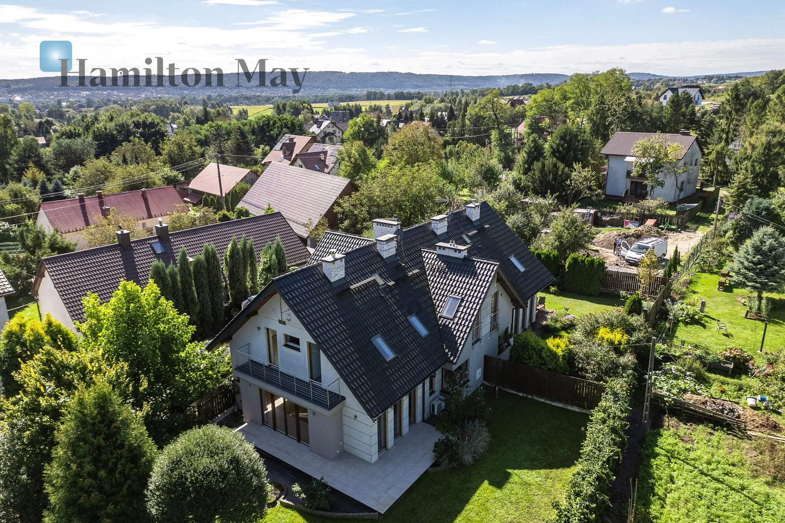 A spacious and functional house in Bolechowice with a beautiful view of the Bolechowice Gate, perfect for a family who values comfort and proximity to nature - slider