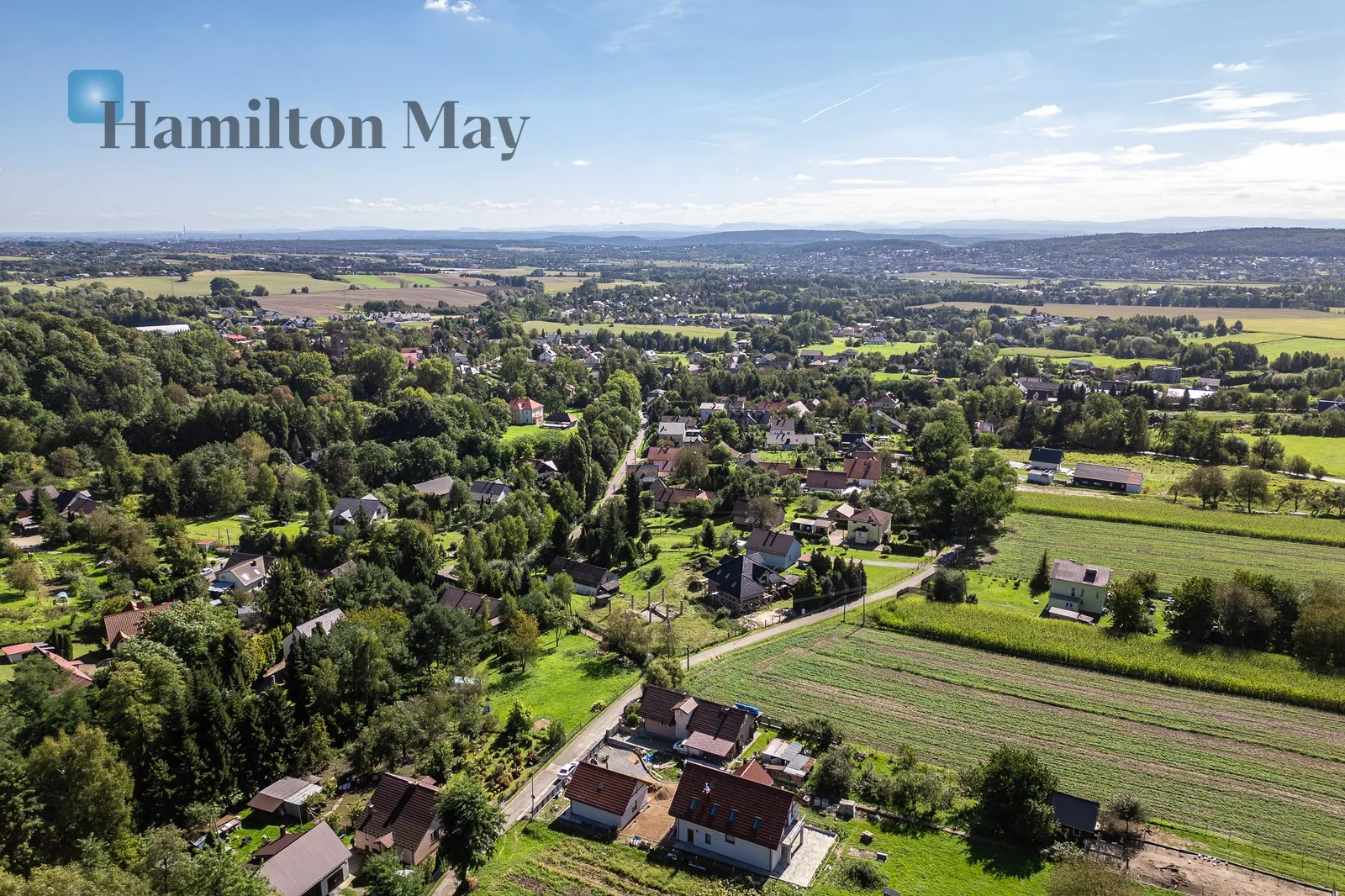 A spacious and functional house in Bolechowice with a beautiful view of the Bolechowice Gate, perfect for a family who values comfort and proximity to nature - slider