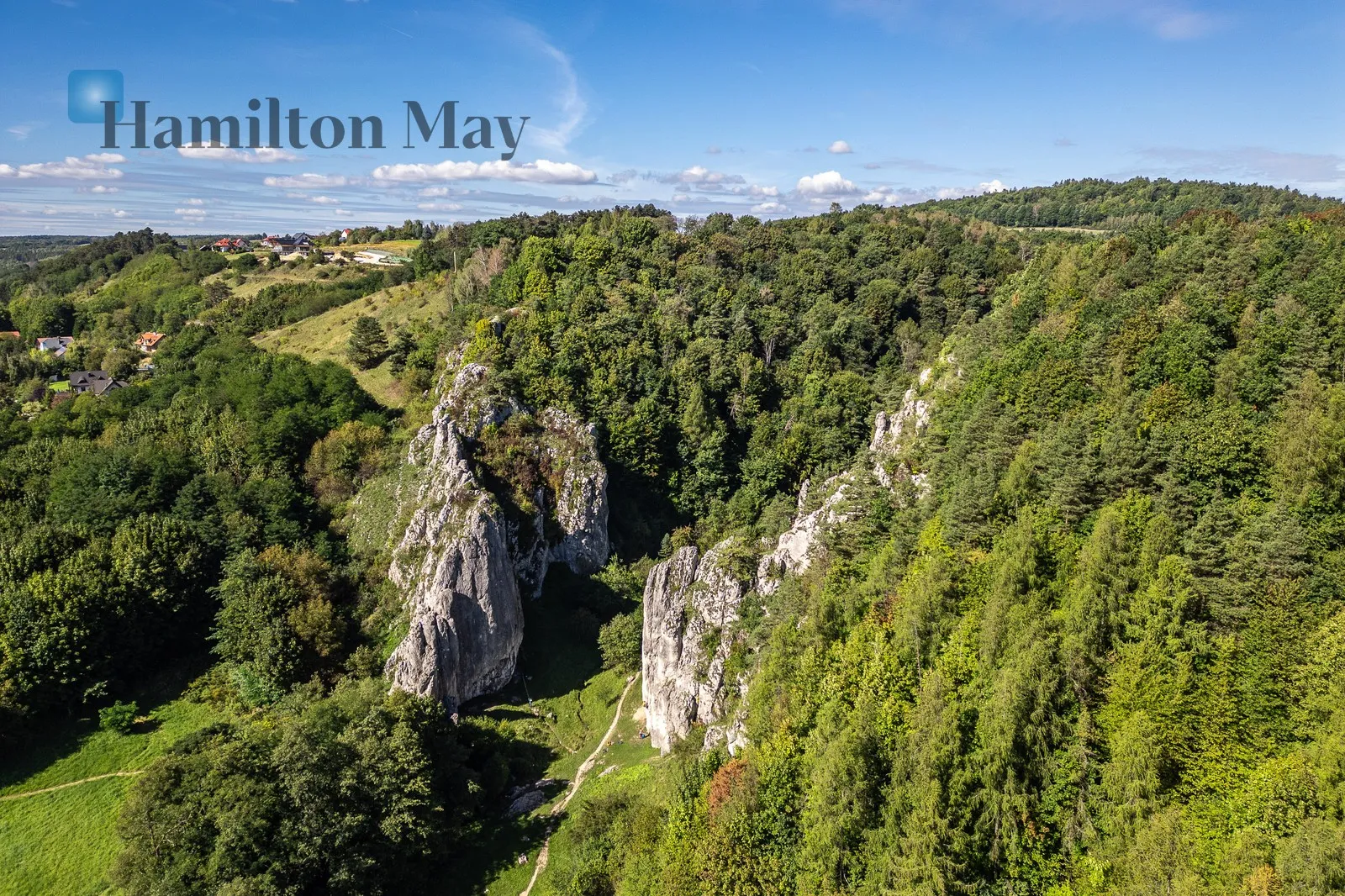 A spacious and functional house in Bolechowice with a beautiful view of the Bolechowice Gate, perfect for a family who values comfort and proximity to nature - slider