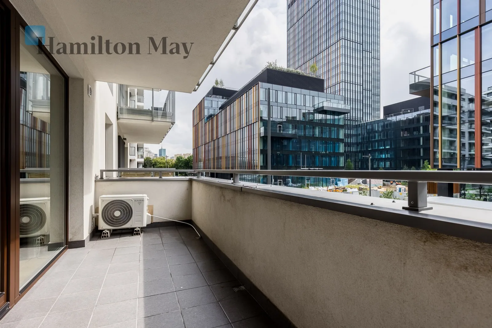 Distance to centre: 3.7 km Level: 1 Price: 4000 PLN Bedrooms: 1 Bathrooms: 1 Size: 36m2 Price/m2: 111 PLN - slider