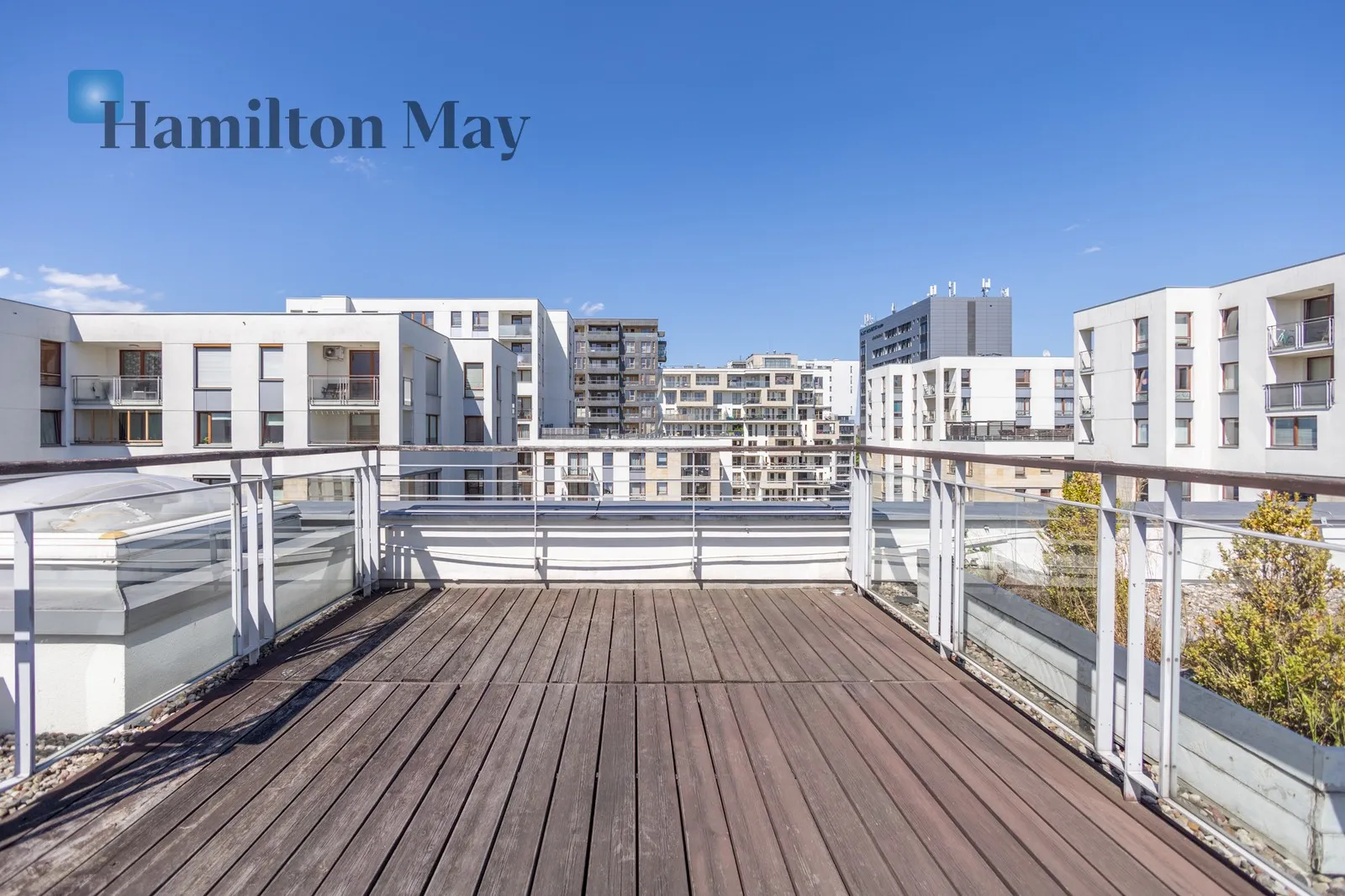 Street: Obrzeżna Region: Mokotów Subregion: Służewiec Distance to centre: 6.28 km Level: 6 Price: 5900 PLN Bedrooms: 1 - slider