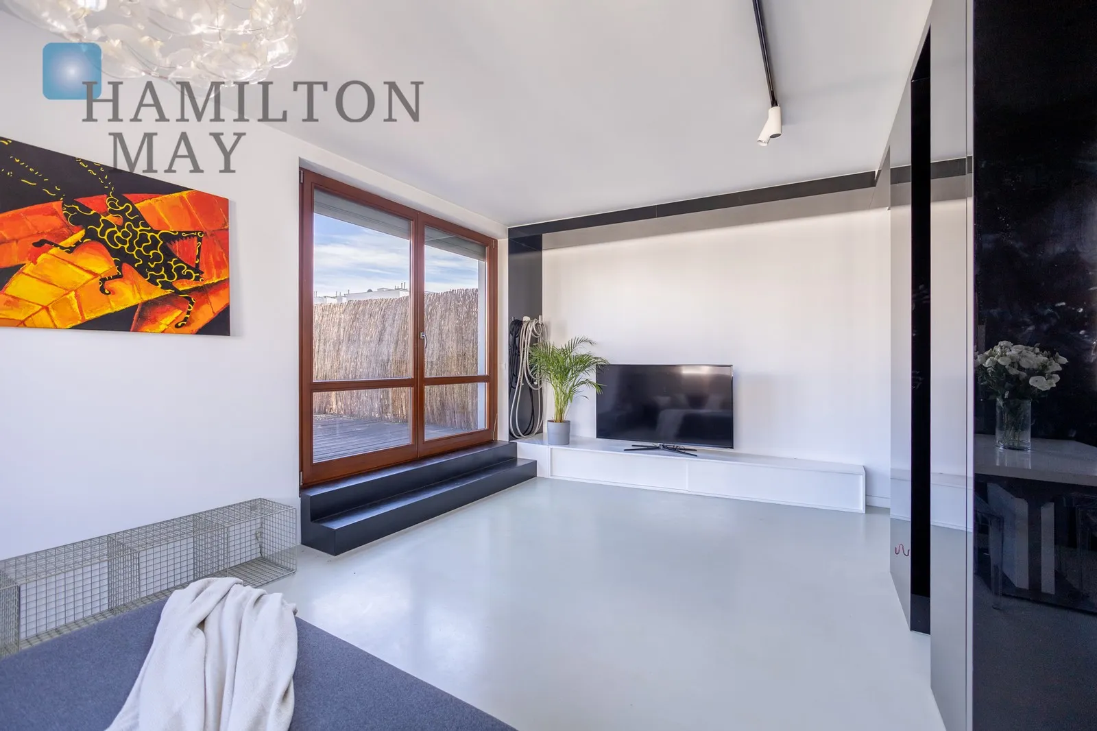 Street: Obrzeżna Region: Mokotów Subregion: Służewiec Distance to centre: 6.28 km Level: 6 Price: 5900 PLN Bedrooms: 1 Bathrooms: 1 Size: 75m2 - slider