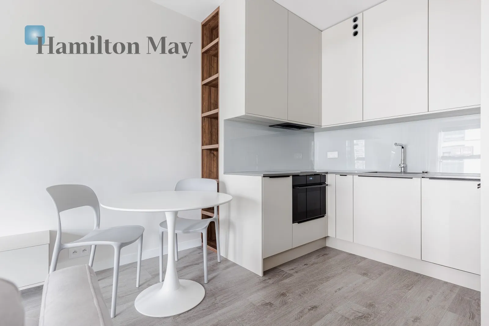 Street: Waliców Region: Wola Subregion: Mirów Distance to centre: 1.4 km Level: 9 Price: 5200 PLN Bedrooms: 1 Bathrooms: 1 Size: 32m2 - slider