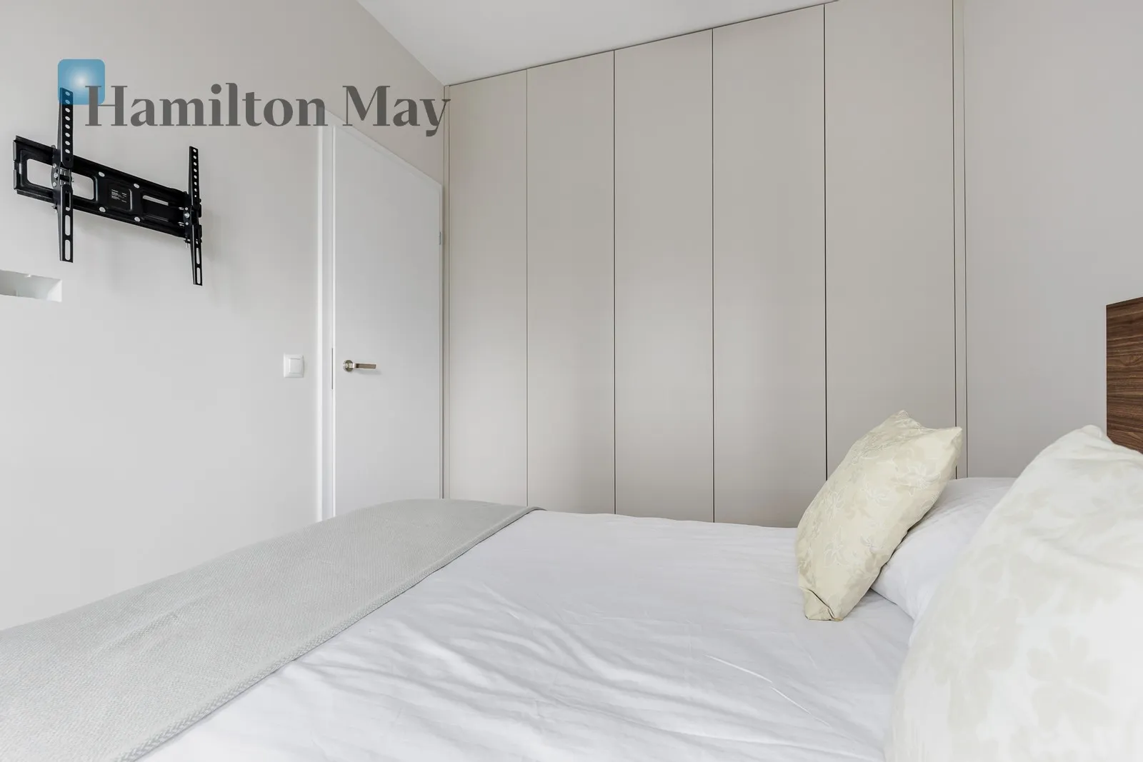 Street: Waliców Region: Wola Subregion: Mirów Distance to centre: 1.4 km Level: 9 Price: 5200 PLN Bedrooms: 1 Bathrooms: 1 - slider