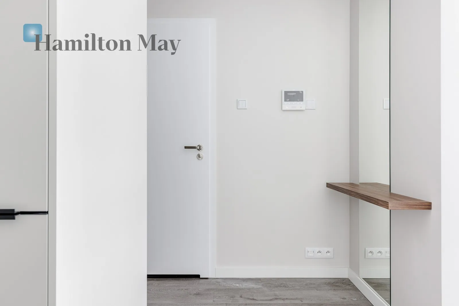 Street: Waliców Region: Wola Subregion: Mirów Distance to centre: 1.4 km Level: 9 Price: 5200 PLN Bedrooms: 1 - slider