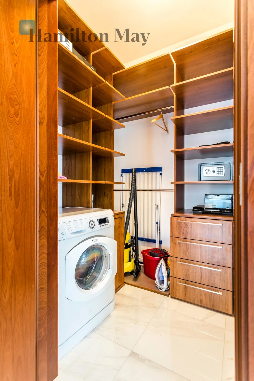 Price: 12500 PLN Bedrooms: 2 Bathrooms: 2 Size: 91m2 Price/m2: 137 PLN - slider