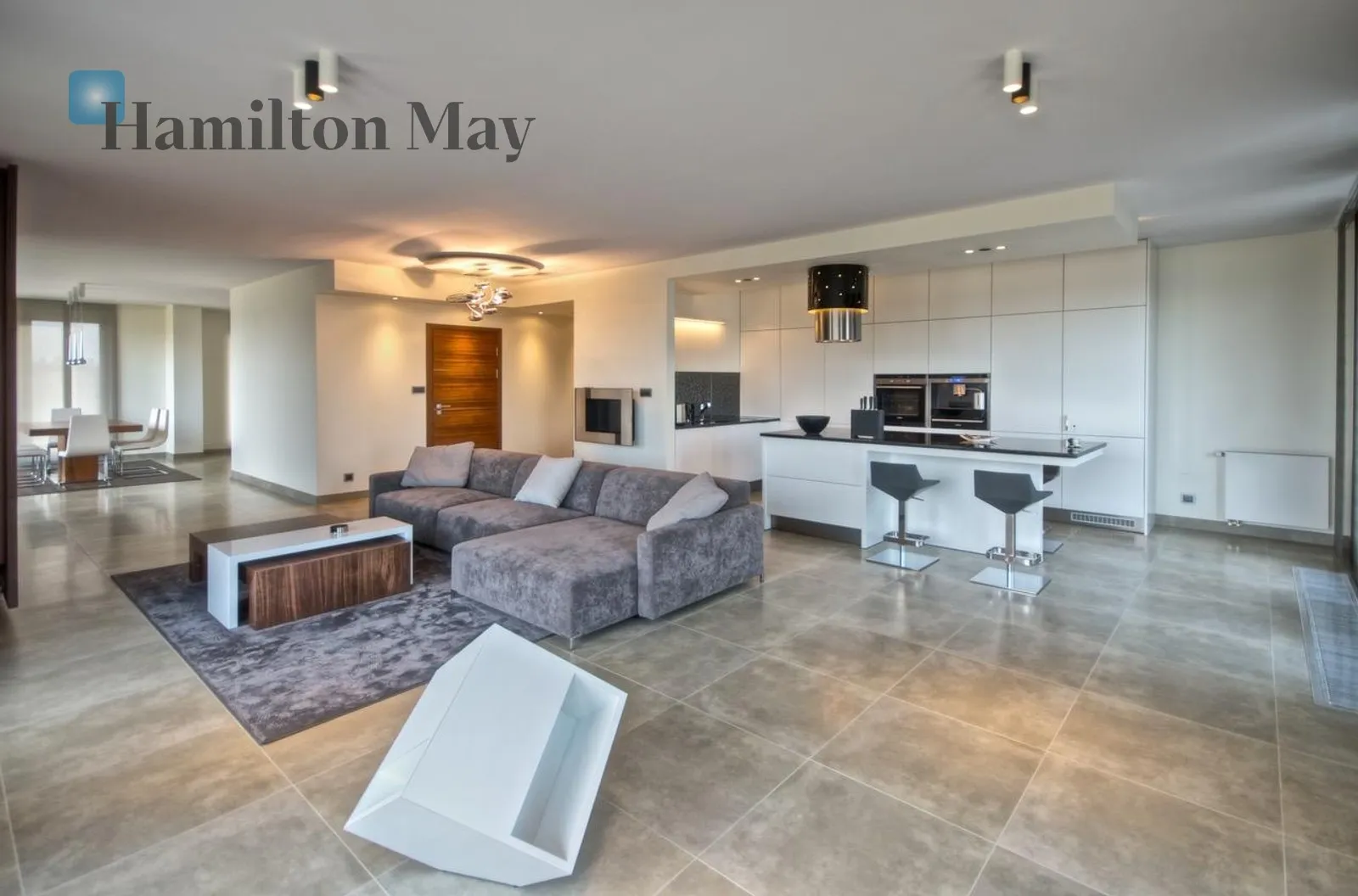 140-to metrowy penthouse z 200-tu metrowym tarasem. Widok na panoramę miasta. Urządzony i gotowy do zamieszkania.  - slider