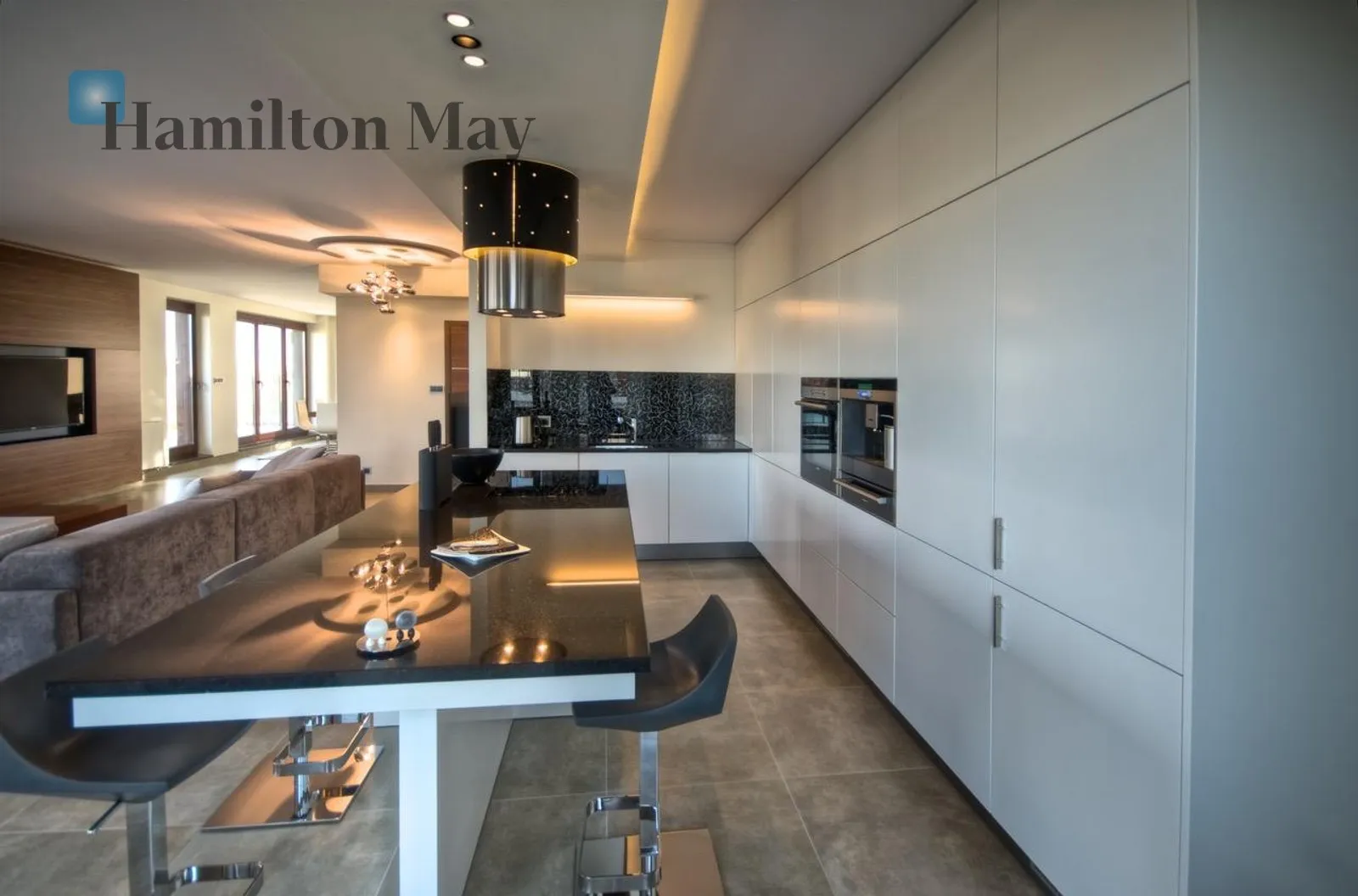 140-to metrowy penthouse z 200-tu metrowym tarasem. Widok na panoramę miasta. Urządzony i gotowy do zamieszkania.  - slider