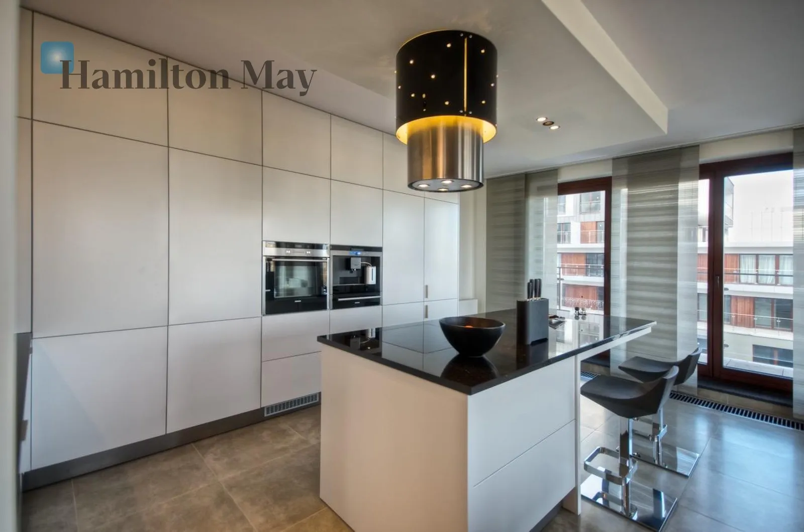 140-to metrowy penthouse z 200-tu metrowym tarasem. Widok na panoramę miasta. Urządzony i gotowy do zamieszkania.  - slider