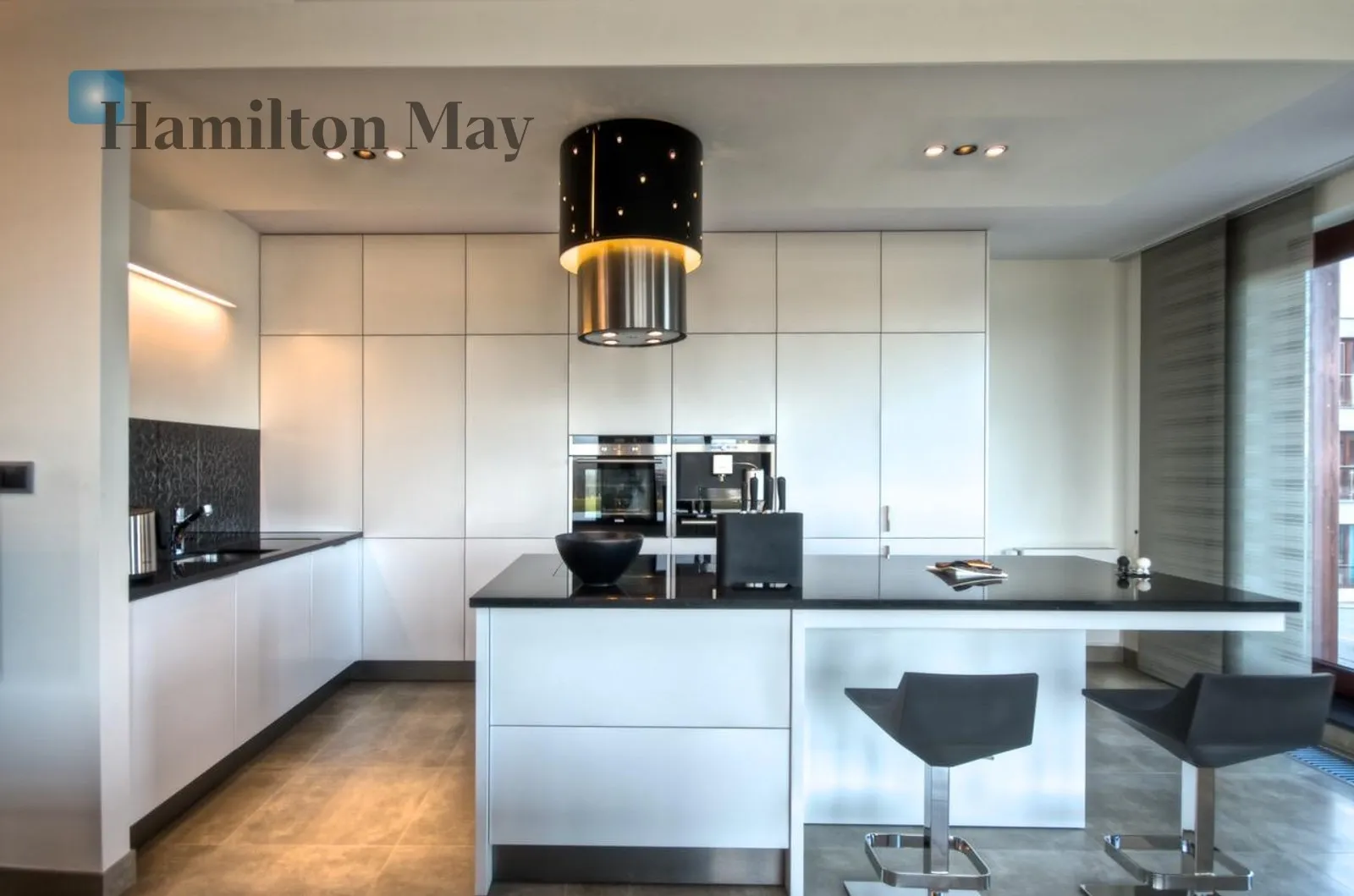 140-to metrowy penthouse z 200-tu metrowym tarasem. Widok na panoramę miasta. Urządzony i gotowy do zamieszkania.  - slider