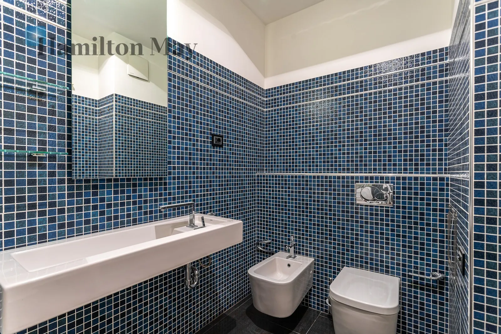 Distance to centre: 1.42 km Level: 7 Price: 13000 PLN Bedrooms: 3 Bathrooms: 2 Size: 147m2 Price/m2: 88 PLN