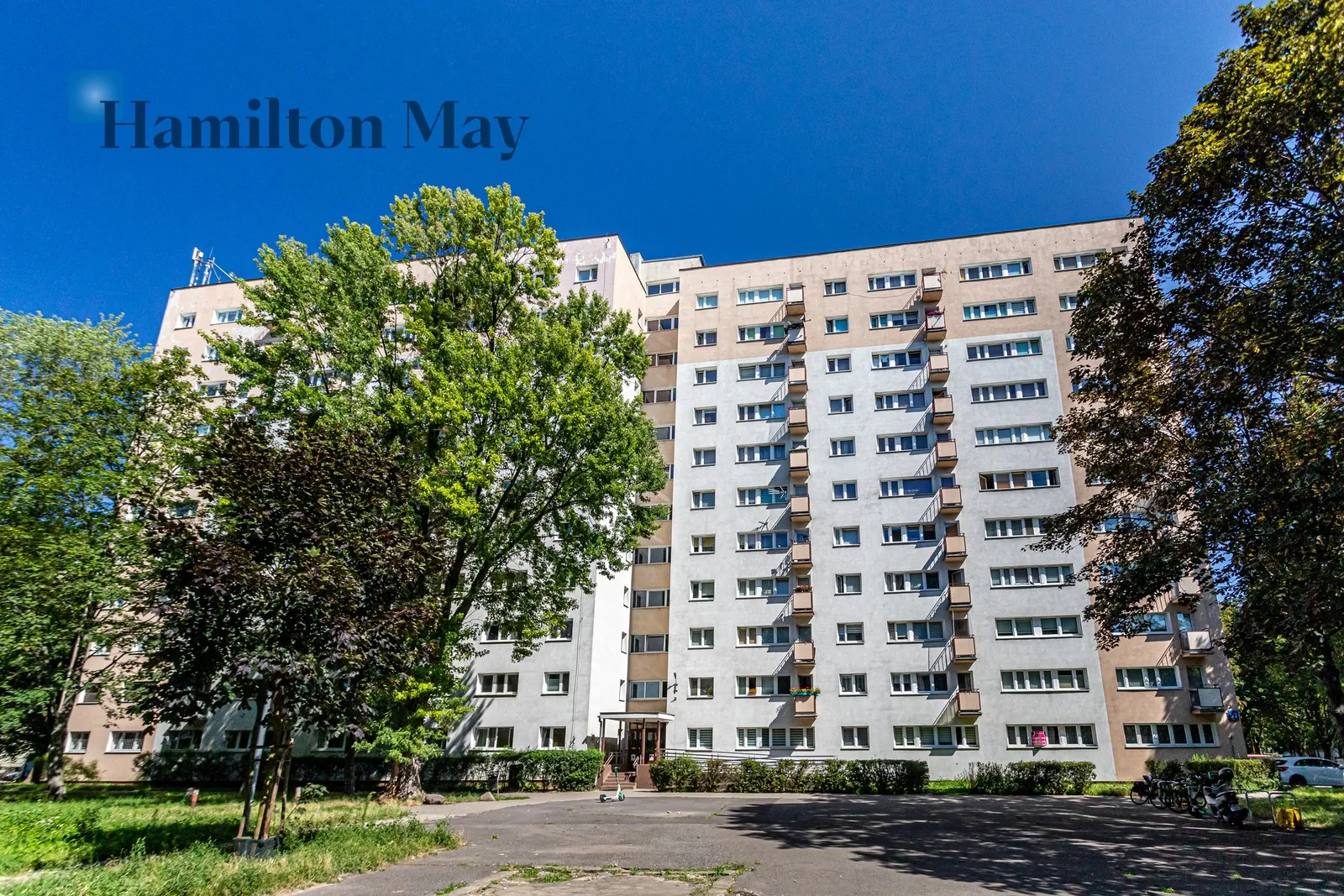 Studio Apartment with a Balcony in the Green Part of Mokotów - slider