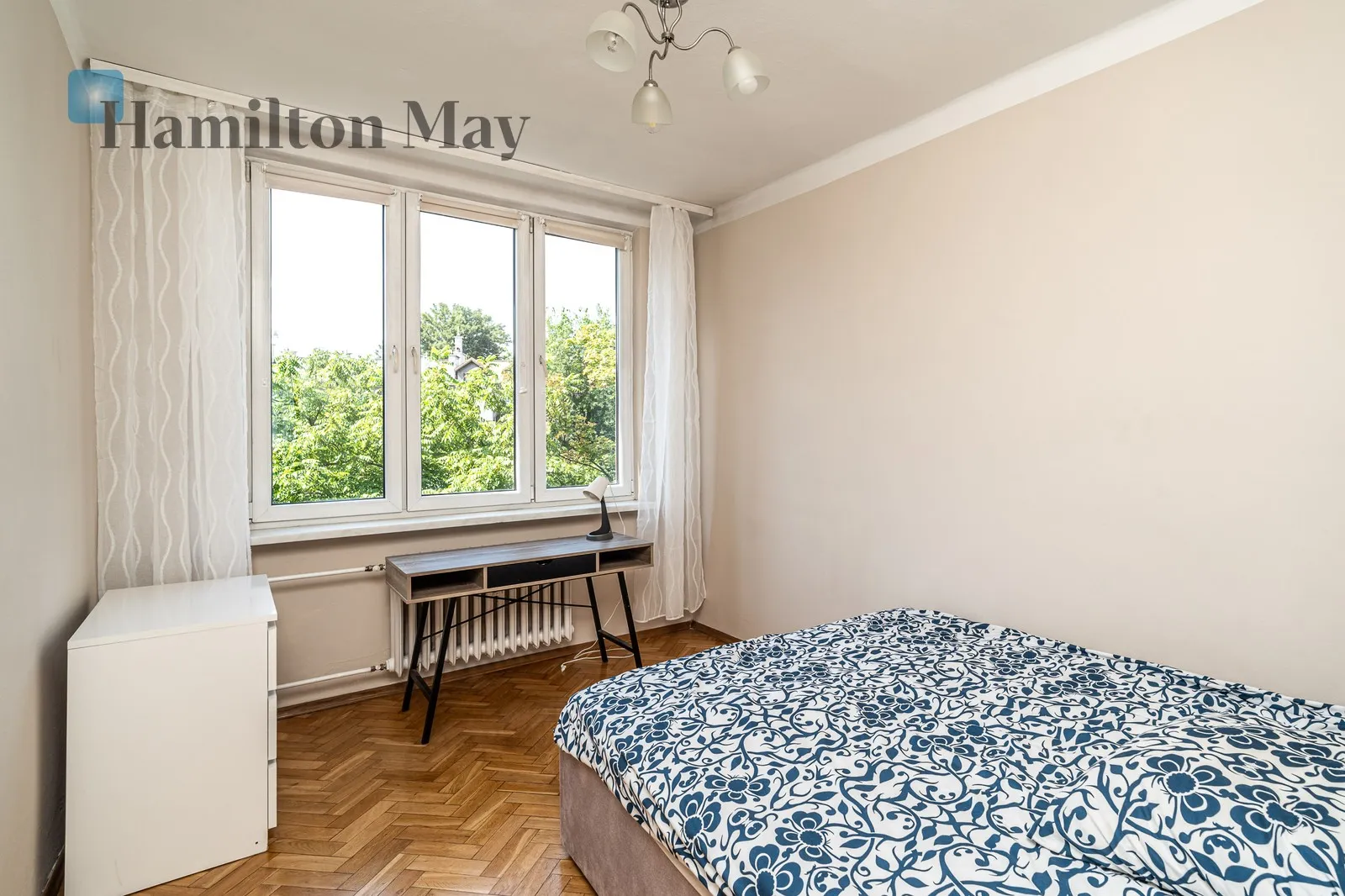 City: Kraków Street: Józefa Dietla Region: Stare Miasto Distance to centre: 0.74 km Level: 3 Price: 990000 PLN Bedrooms: 1 - slider