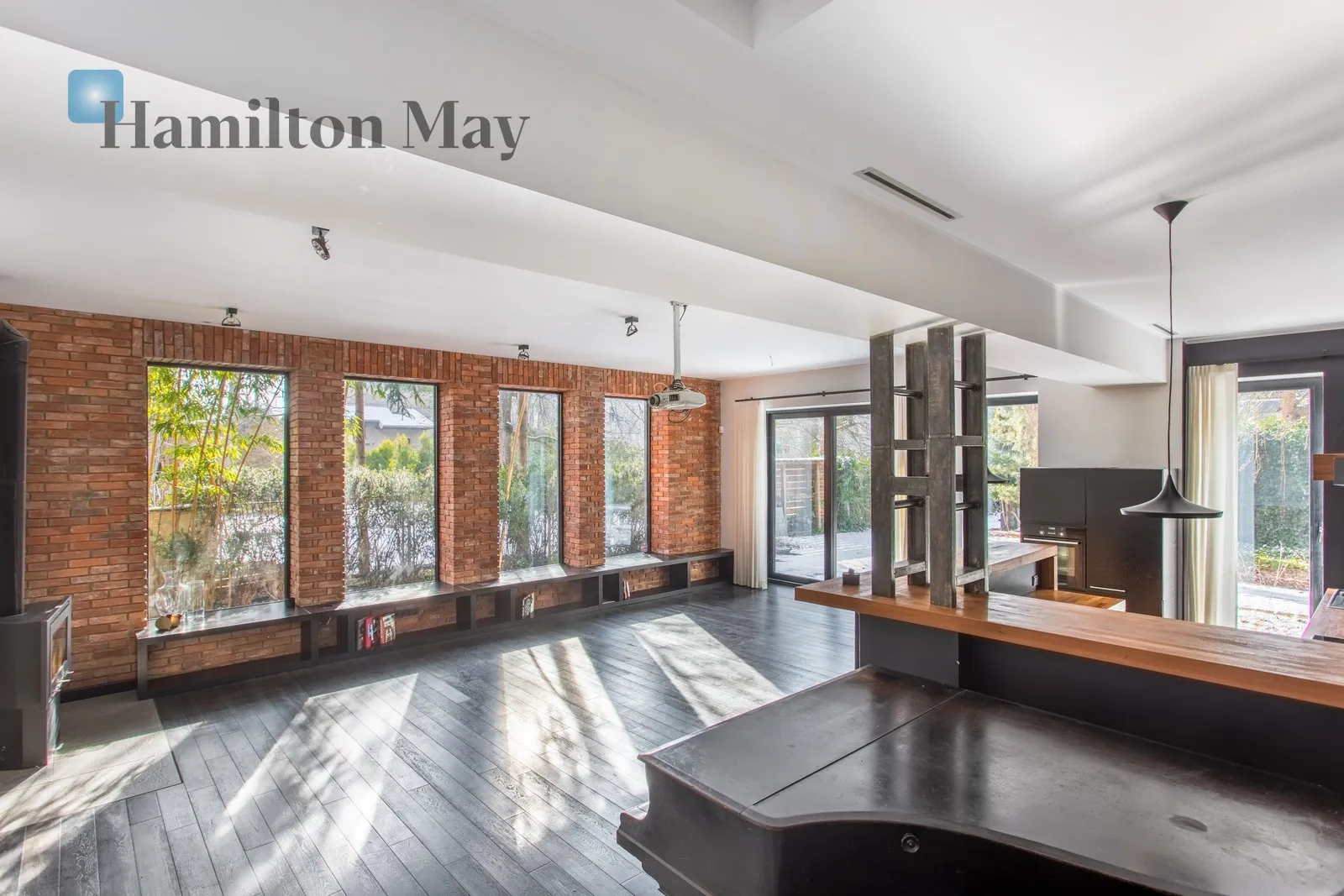 Region: Krzyki Distance to centre: 4.11 km Price: 3495000 PLN Bedrooms: 4 Bathrooms: 2 Plot size: 530m2 Price/m2: 17302 PLN - slider