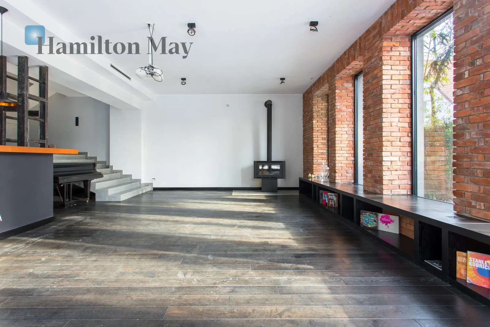 Street: Wojszycka Region: Krzyki Distance to centre: 4.11 km Price: 3495000 PLN Bedrooms: 4 Bathrooms: 2 - slider