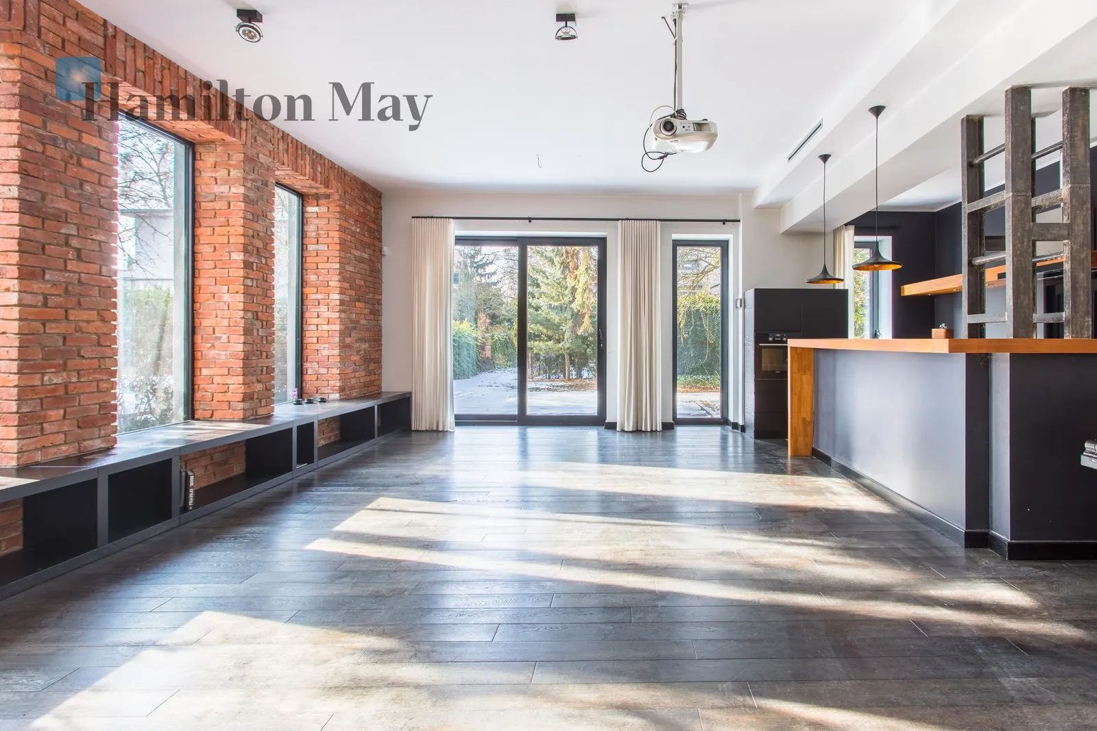 City: Wrocław Street: Wojszycka Region: Krzyki Distance to centre: 4.11 km Price: 3495000 PLN Bedrooms: 4 - slider