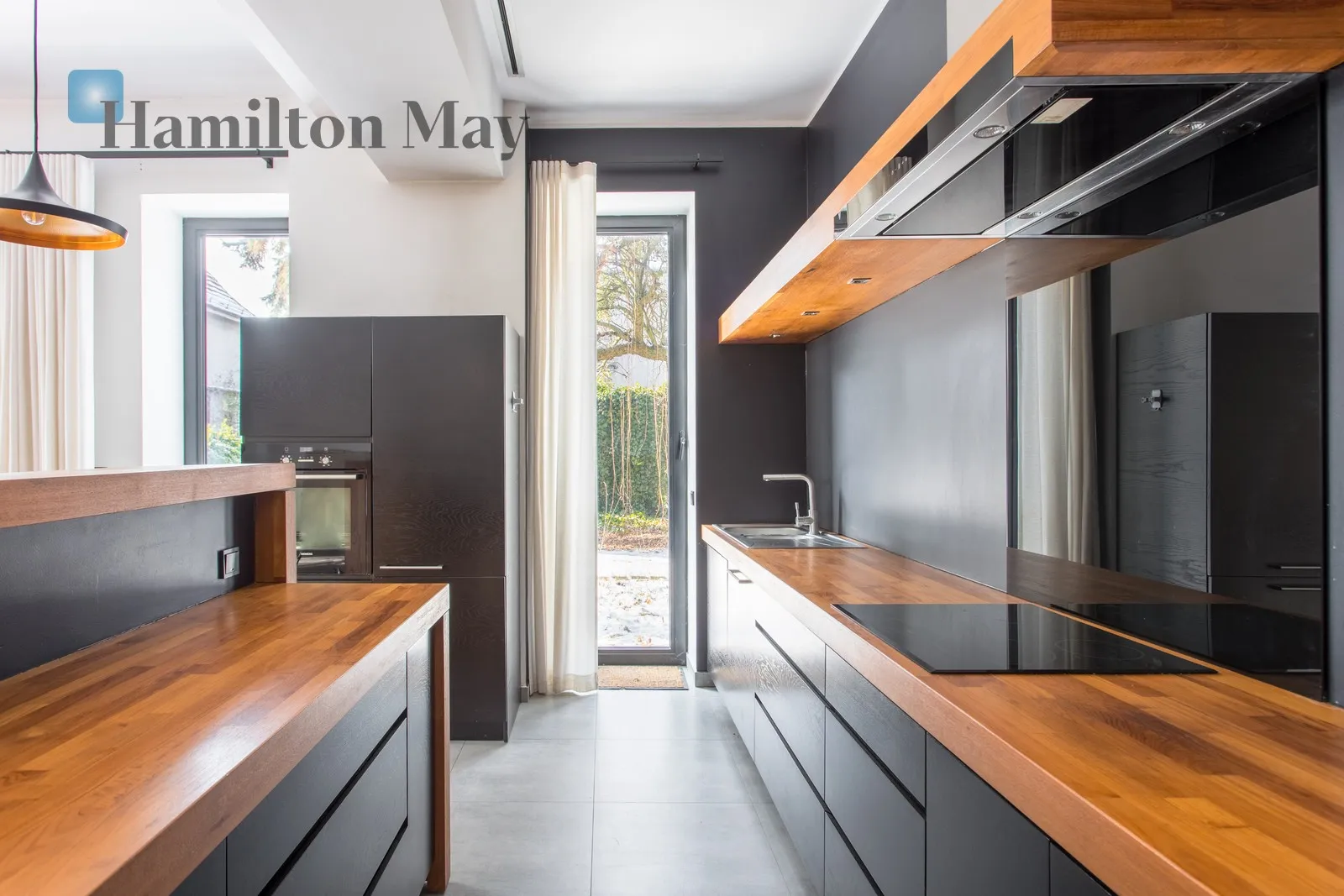 City: Wrocław Street: Wojszycka Region: Krzyki Distance to centre: 4.11 km Price: 3495000 PLN Bedrooms: 4 Bathrooms: 2 - slider