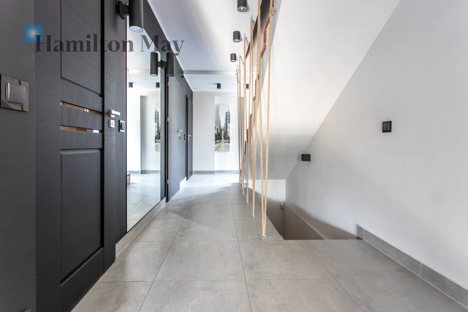 Region: Krzyki Distance to centre: 4.11 km Price: 3495000 PLN Bedrooms: 4 Bathrooms: 2 - slider