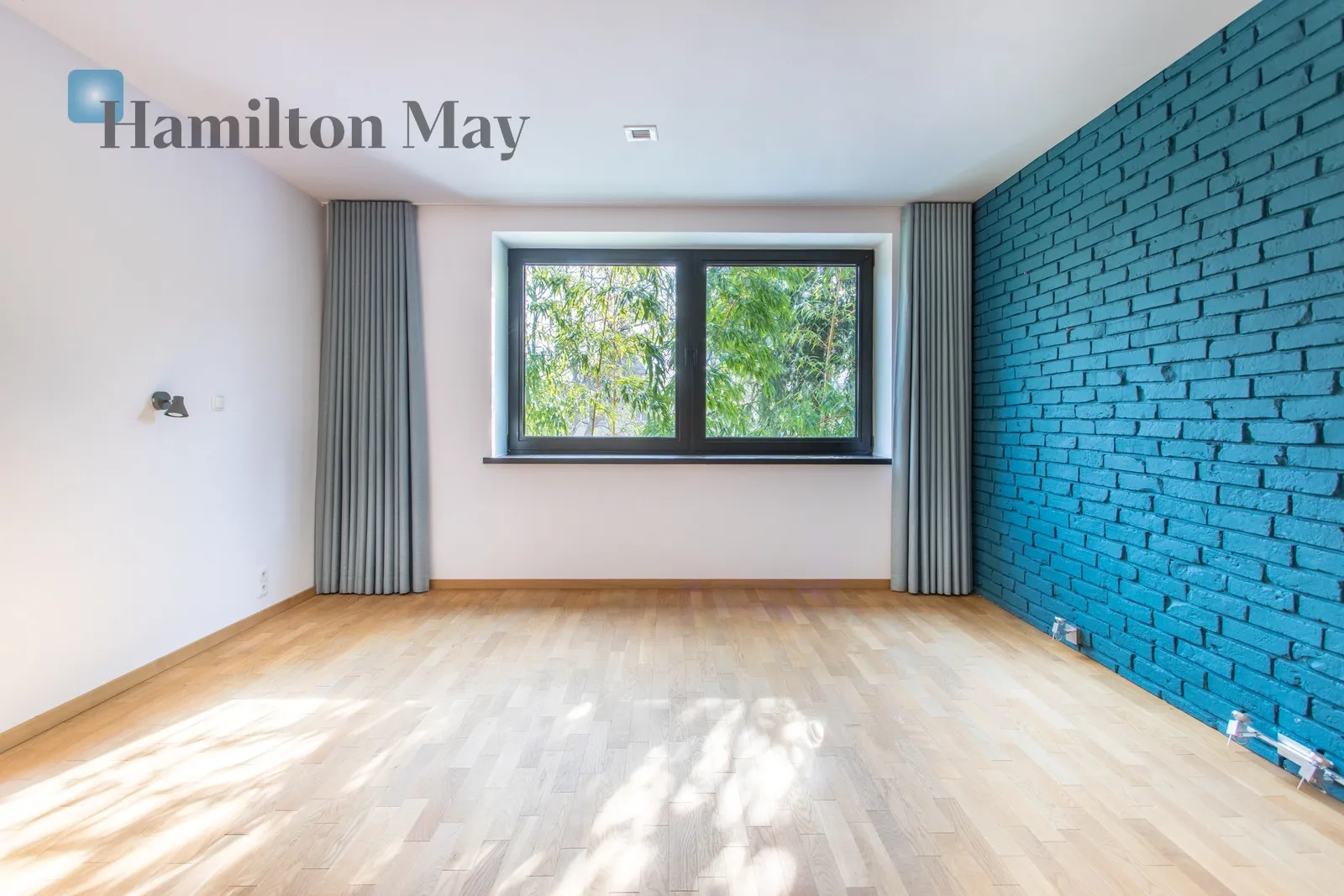 Distance to centre: 4.11 km Price: 3495000 PLN Bedrooms: 4 Bathrooms: 2 Plot size: 530m2 - slider