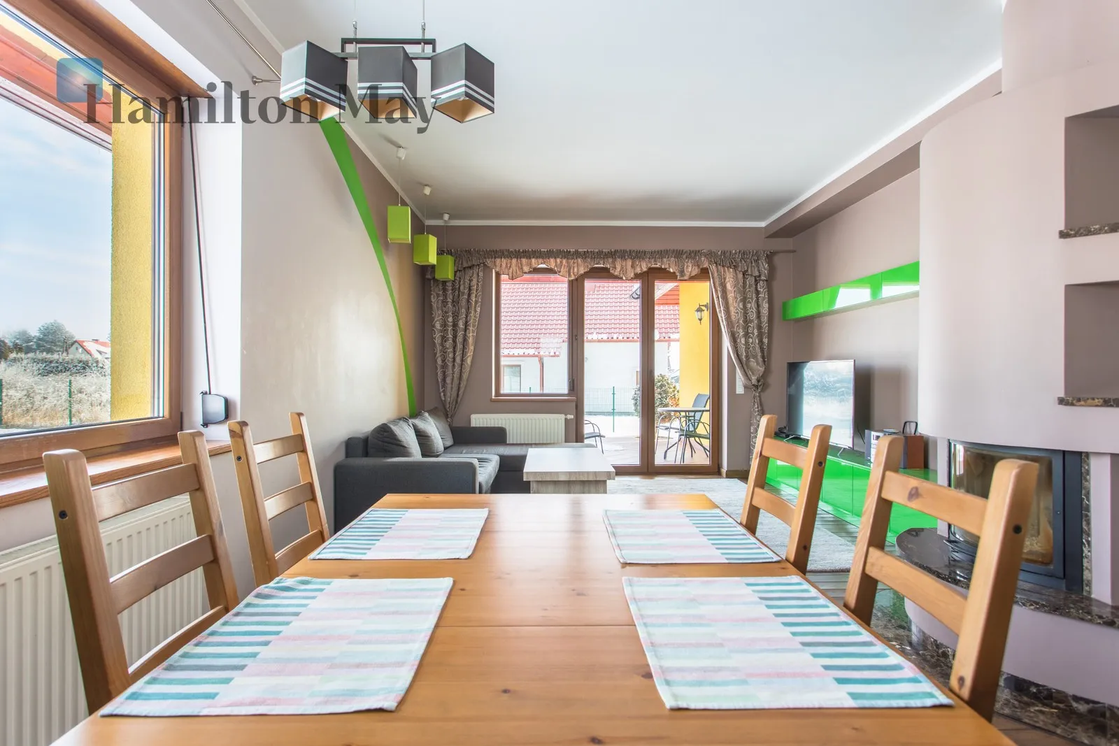 Продається функціональний окремий будинок корисною площею 166,57 м², розташований на ділянці площею 761 м².

Будівля була побудована в 2014 році та ідеально підходить для сім'ї, яка шукає комфортне житло з гнучким плануванням та кількома джерелами опалення. - slider