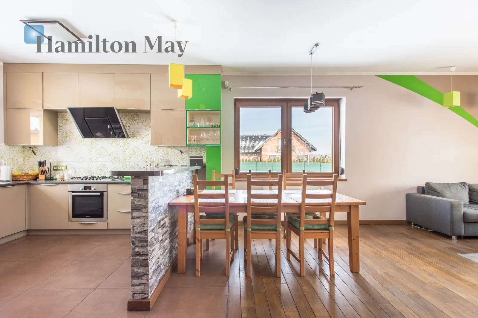 Продається функціональний окремий будинок корисною площею 166,57 м², розташований на ділянці площею 761 м².

Будівля була побудована в 2014 році та ідеально підходить для сім'ї, яка шукає комфортне житло з гнучким плануванням та кількома джерелами опалення. - slider