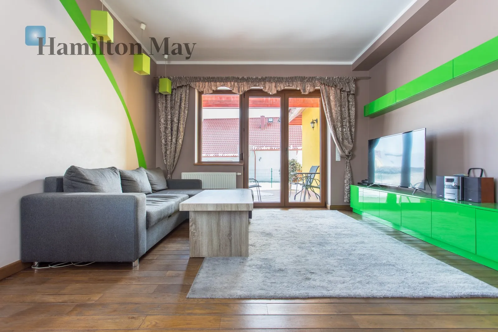 Продається функціональний окремий будинок корисною площею 166,57 м², розташований на ділянці площею 761 м².

Будівля була побудована в 2014 році та ідеально підходить для сім'ї, яка шукає комфортне житло з гнучким плануванням та кількома джерелами опалення. - slider