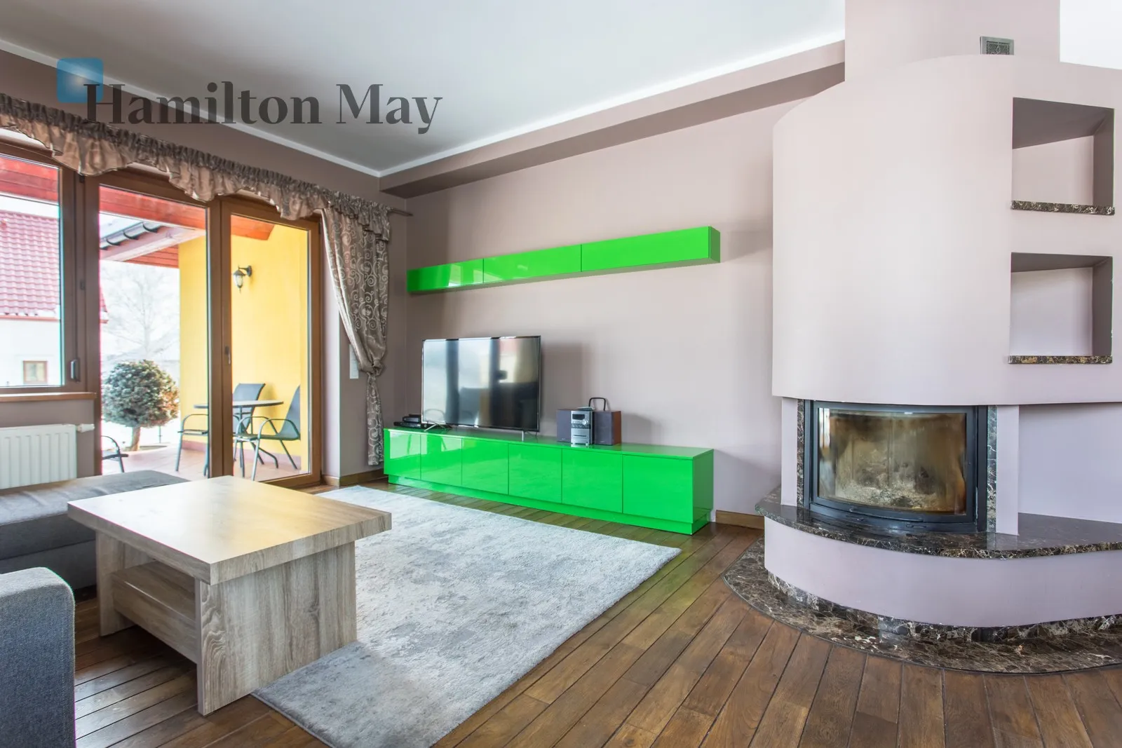 Продається функціональний окремий будинок корисною площею 166,57 м², розташований на ділянці площею 761 м².

Будівля була побудована в 2014 році та ідеально підходить для сім'ї, яка шукає комфортне житло з гнучким плануванням та кількома джерелами опалення. - slider