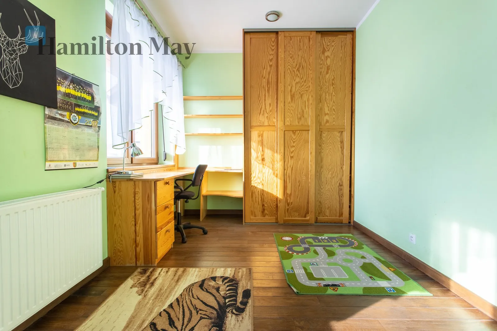 Продається функціональний окремий будинок корисною площею 166,57 м², розташований на ділянці площею 761 м².

Будівля була побудована в 2014 році та ідеально підходить для сім'ї, яка шукає комфортне житло з гнучким плануванням та кількома джерелами опалення. - slider