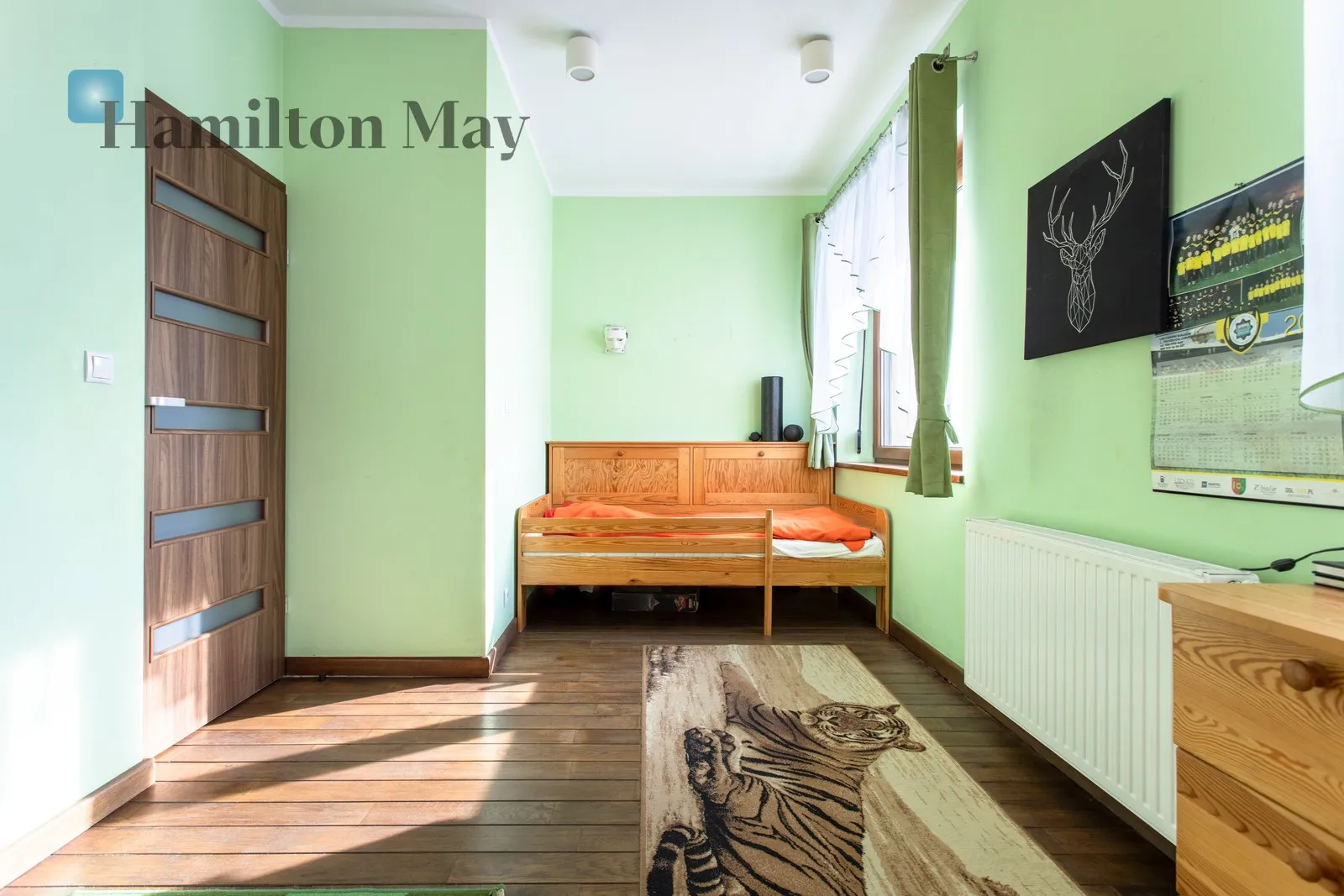 Продається функціональний окремий будинок корисною площею 166,57 м², розташований на ділянці площею 761 м².

Будівля була побудована в 2014 році та ідеально підходить для сім'ї, яка шукає комфортне житло з гнучким плануванням та кількома джерелами опалення. - slider