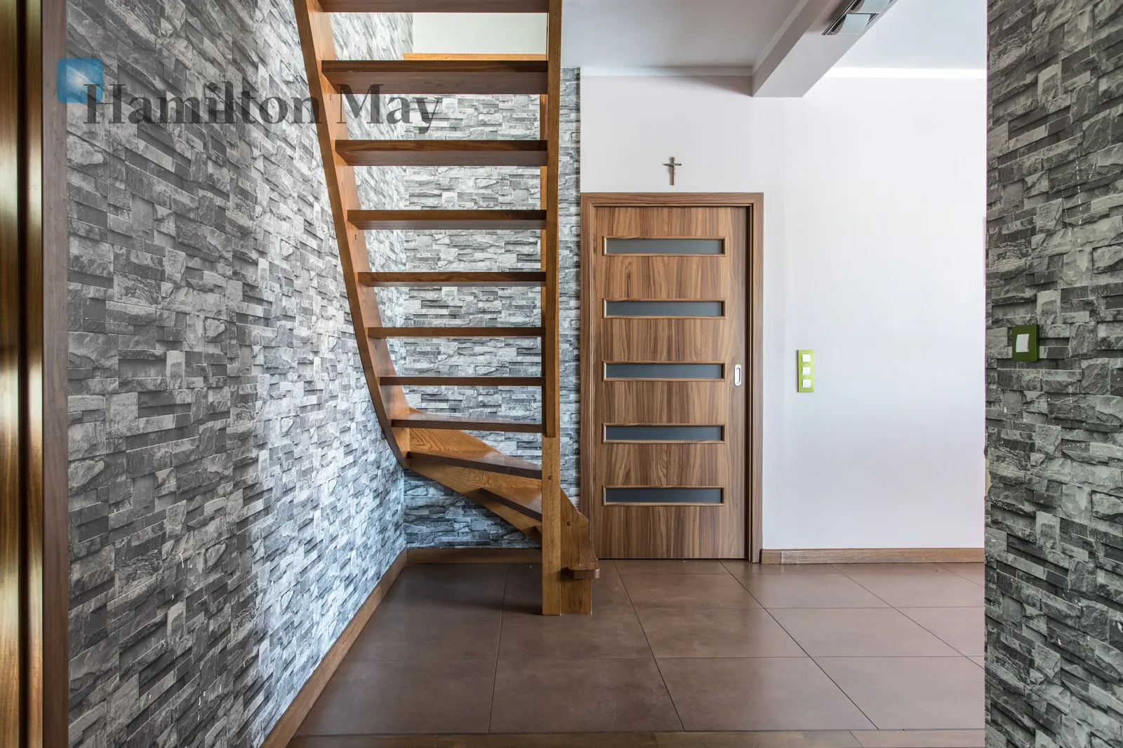 Продається функціональний окремий будинок корисною площею 166,57 м², розташований на ділянці площею 761 м².

Будівля була побудована в 2014 році та ідеально підходить для сім'ї, яка шукає комфортне житло з гнучким плануванням та кількома джерелами опалення. - slider