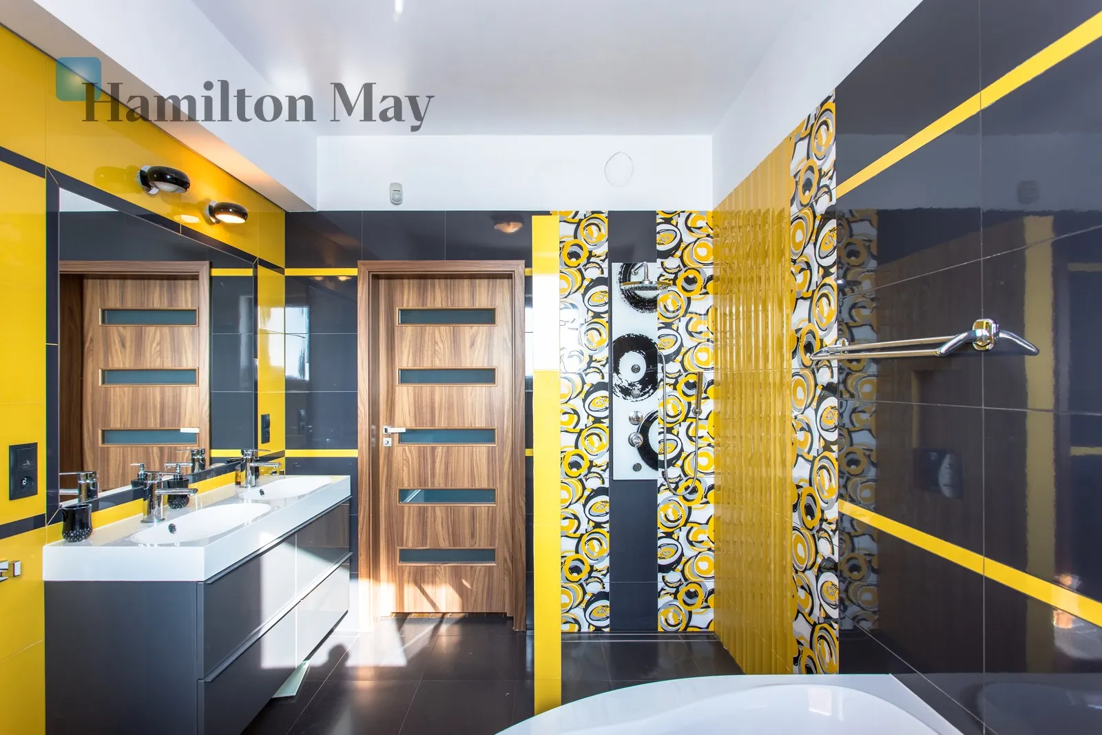 Продається функціональний окремий будинок корисною площею 166,57 м², розташований на ділянці площею 761 м².

Будівля була побудована в 2014 році та ідеально підходить для сім'ї, яка шукає комфортне житло з гнучким плануванням та кількома джерелами опалення. - slider