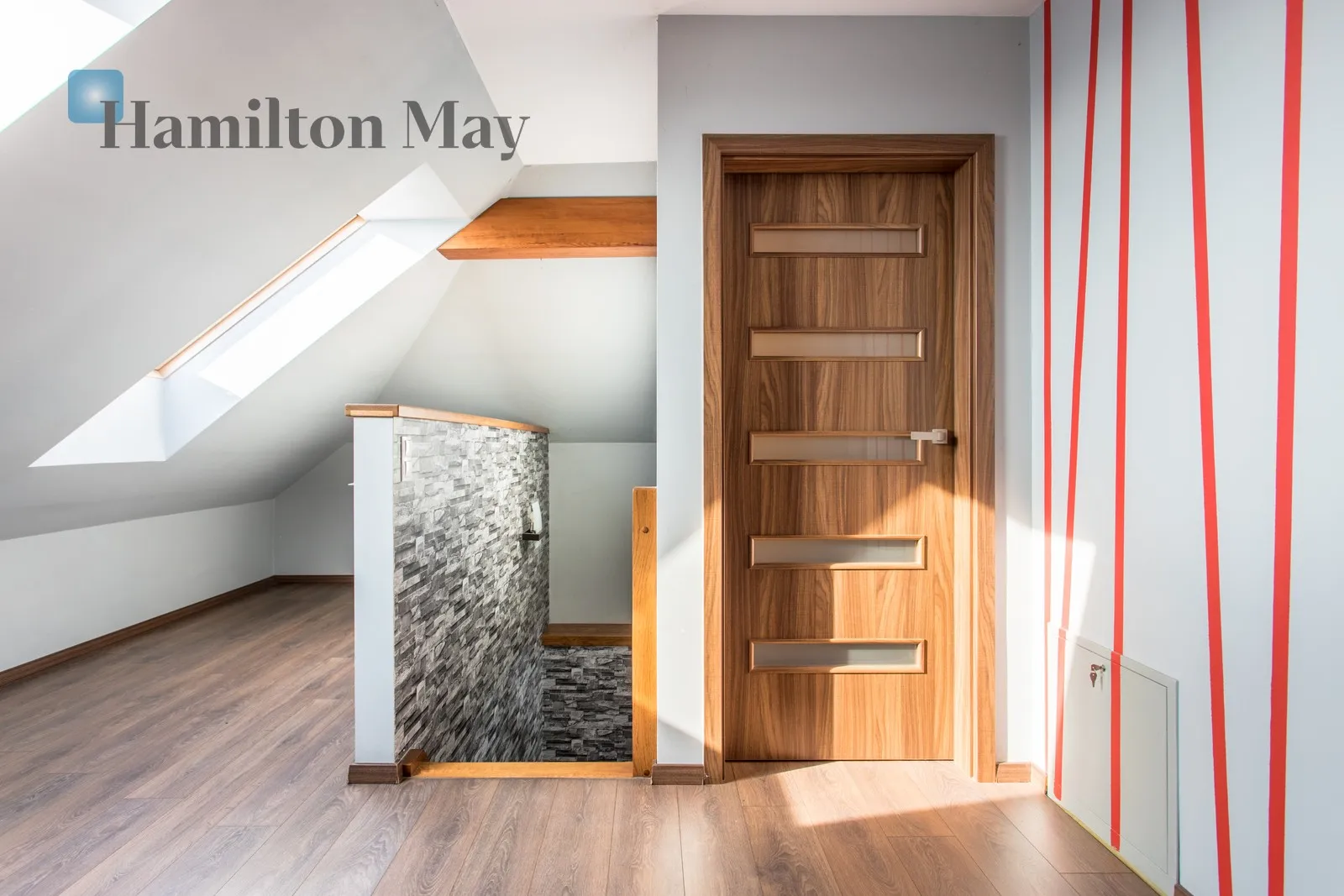 Продається функціональний окремий будинок корисною площею 166,57 м², розташований на ділянці площею 761 м².

Будівля була побудована в 2014 році та ідеально підходить для сім'ї, яка шукає комфортне житло з гнучким плануванням та кількома джерелами опалення. - slider