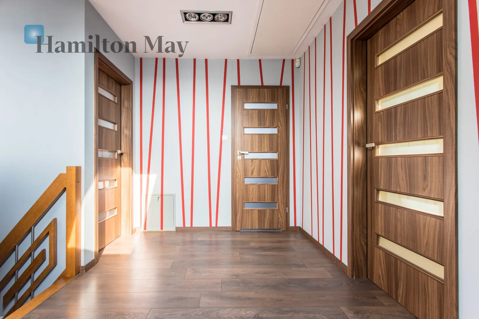 Продається функціональний окремий будинок корисною площею 166,57 м², розташований на ділянці площею 761 м².

Будівля була побудована в 2014 році та ідеально підходить для сім'ї, яка шукає комфортне житло з гнучким плануванням та кількома джерелами опалення. - slider