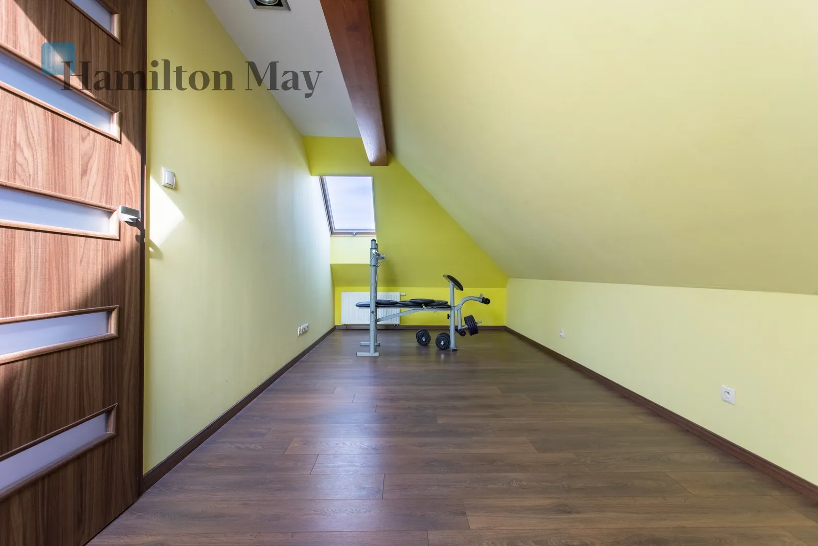 Продається функціональний окремий будинок корисною площею 166,57 м², розташований на ділянці площею 761 м².

Будівля була побудована в 2014 році та ідеально підходить для сім'ї, яка шукає комфортне житло з гнучким плануванням та кількома джерелами опалення. - slider