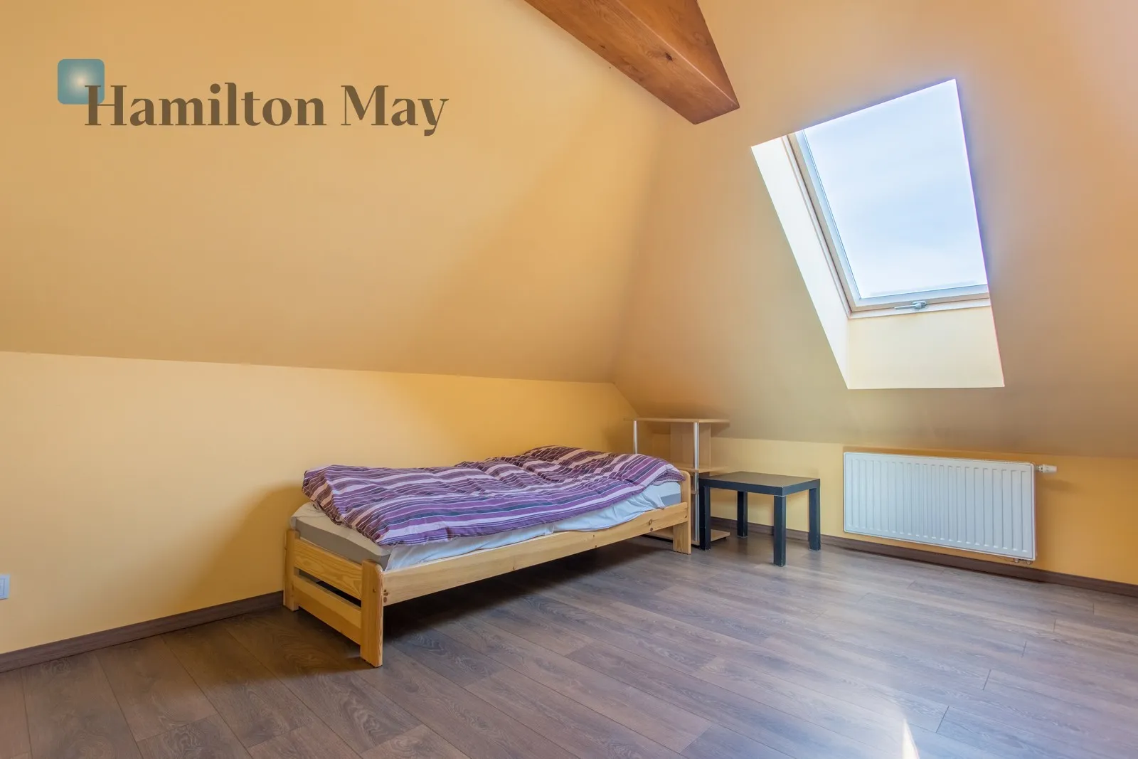 Продається функціональний окремий будинок корисною площею 166,57 м², розташований на ділянці площею 761 м².

Будівля була побудована в 2014 році та ідеально підходить для сім'ї, яка шукає комфортне житло з гнучким плануванням та кількома джерелами опалення. - slider