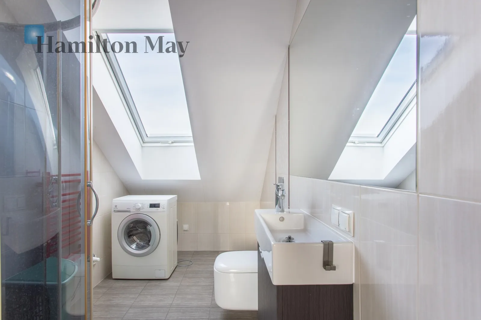 Продається функціональний окремий будинок корисною площею 166,57 м², розташований на ділянці площею 761 м².

Будівля була побудована в 2014 році та ідеально підходить для сім'ї, яка шукає комфортне житло з гнучким плануванням та кількома джерелами опалення. - slider